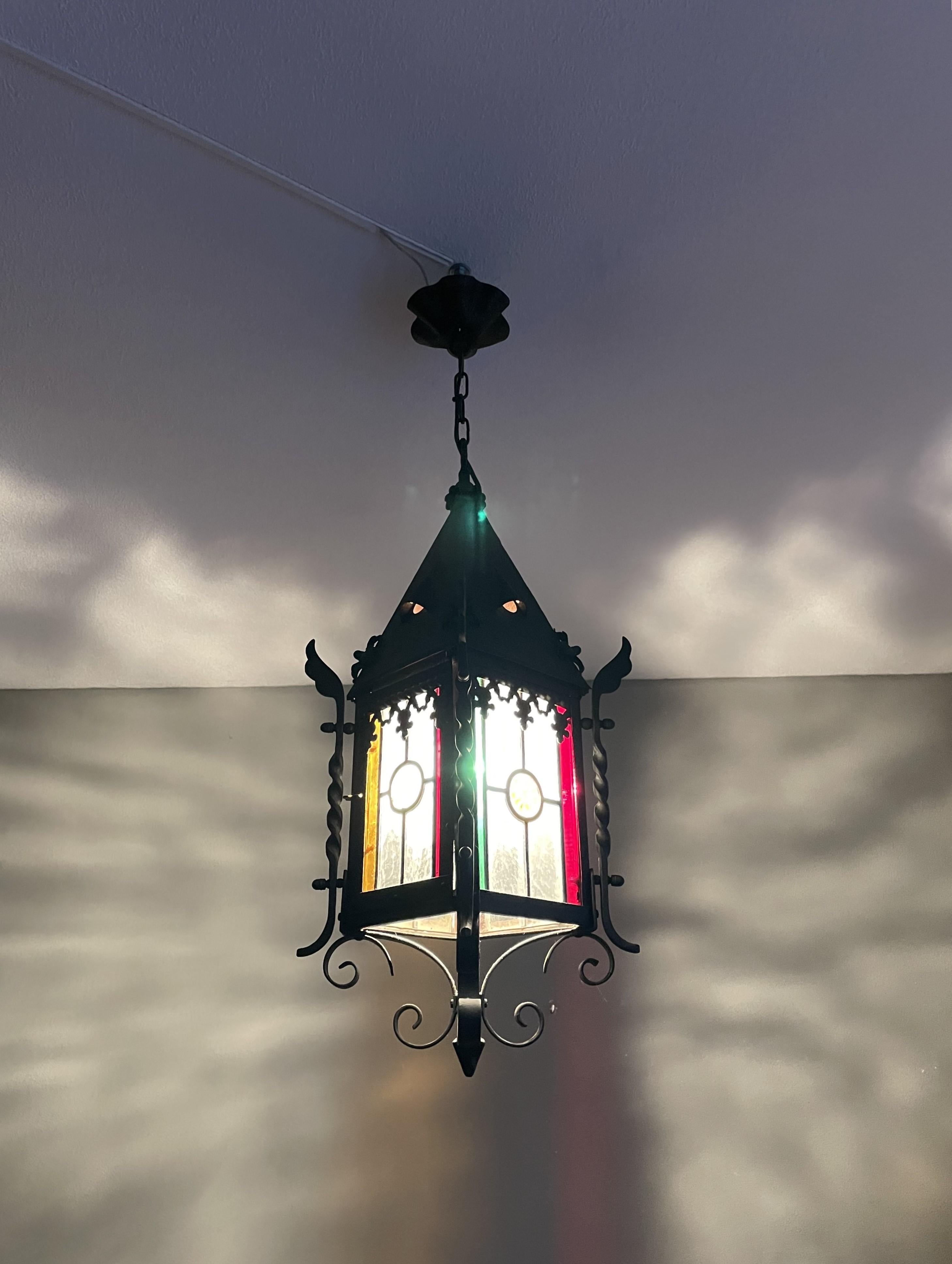 Superbe pendentif de style médiéval, de qualité supérieure et entièrement d'origine.

Si vous êtes un collectionneur d'antiquités rares et anciennes ou si vous êtes un architecte d'intérieur à la recherche d'une lampe suspendue spéciale pour créer