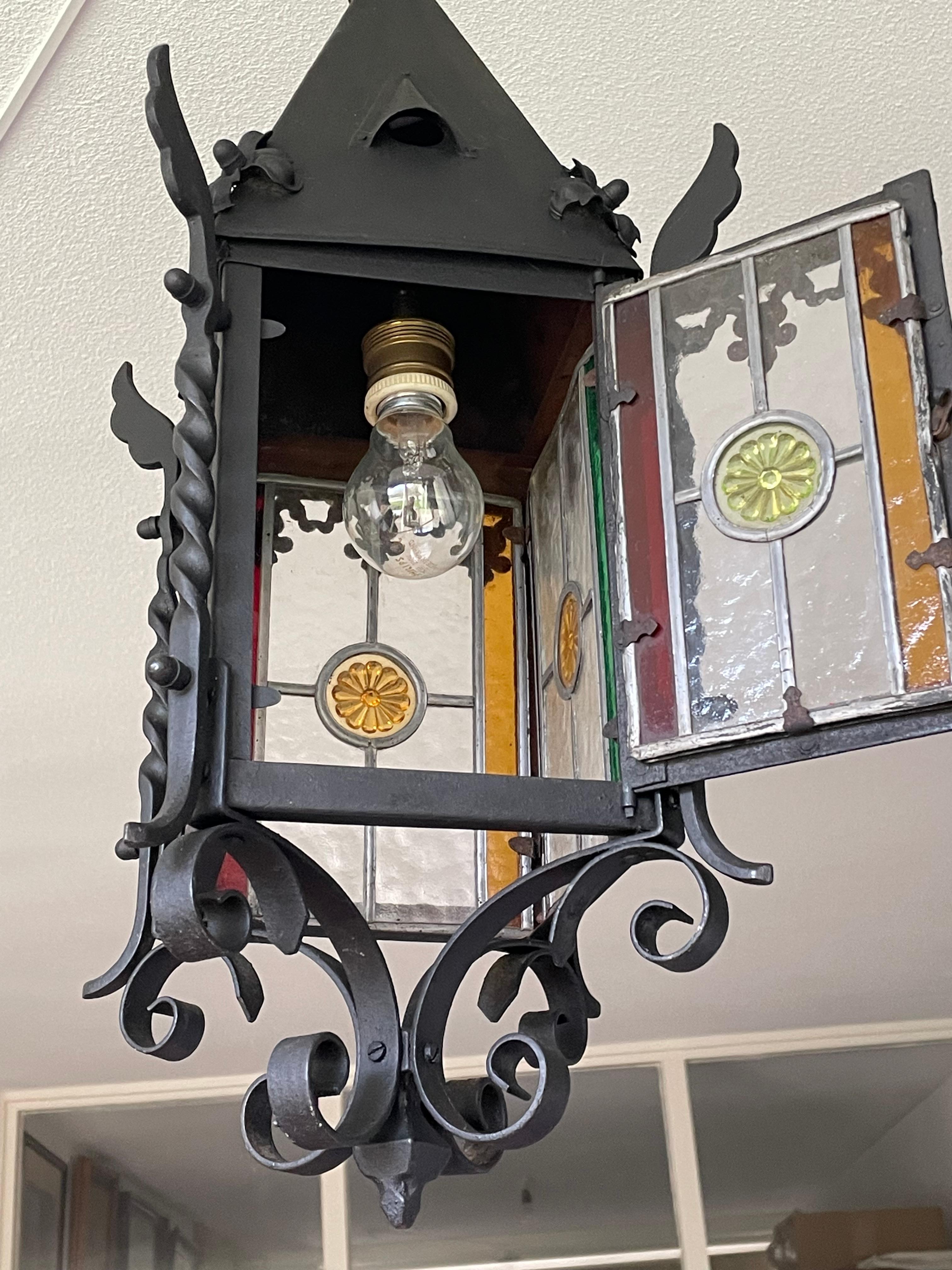 20ième siècle Lanterne de style médiéval ancienne et de bonne taille en fer forgé et verre teinté menthe