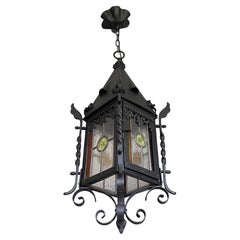Lanterne de style médiéval ancienne et de bonne taille en fer forgé et verre teinté menthe