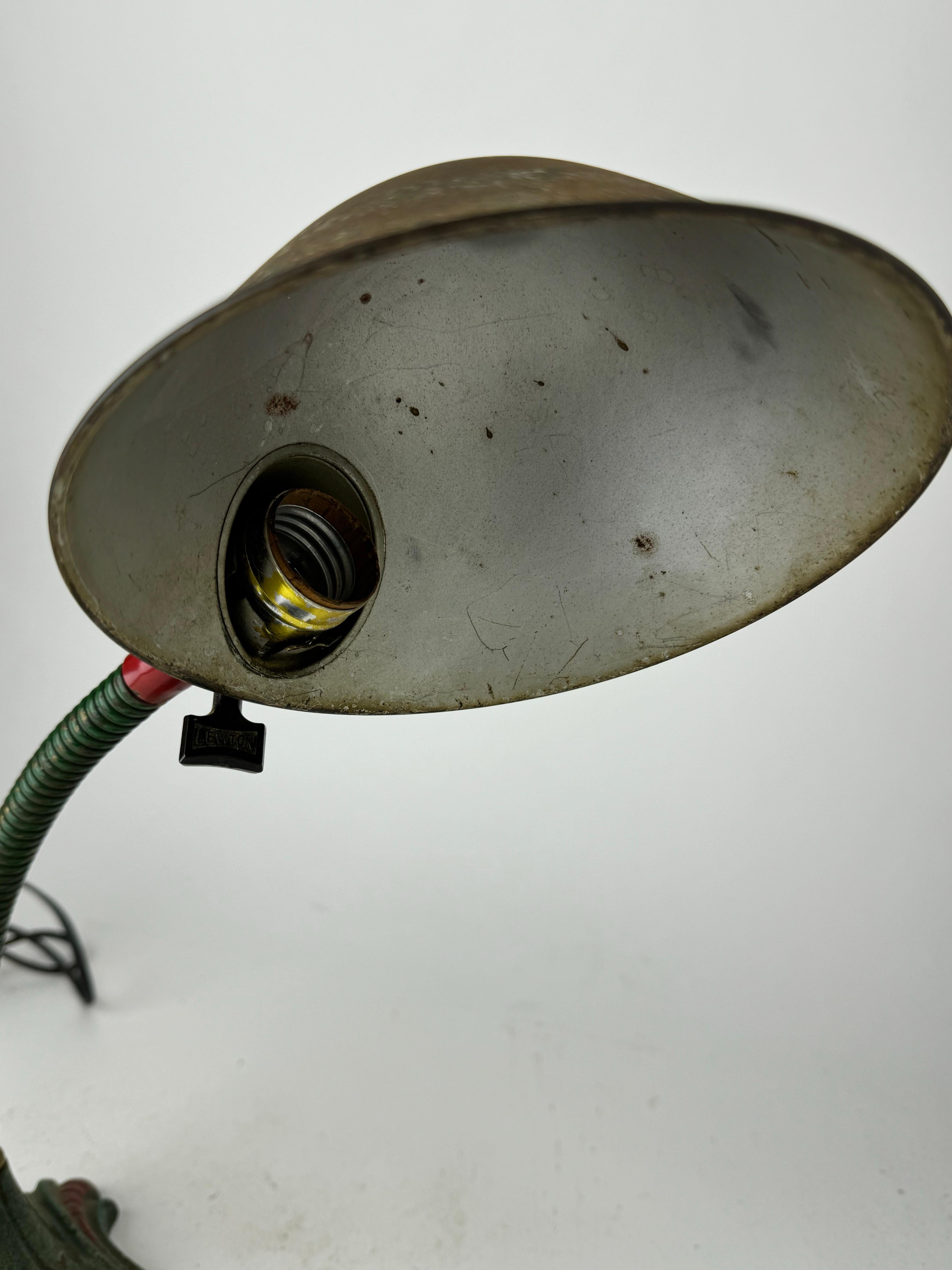 A vendre : Magnifique lampe de bureau antique à col de cygne

Illuminez votre espace avec cette superbe lampe de bureau col de cygne dotée d'une base en fonte et d'un abat-jour métallique en forme de casque. Véritable trésor vintage, cette lampe met