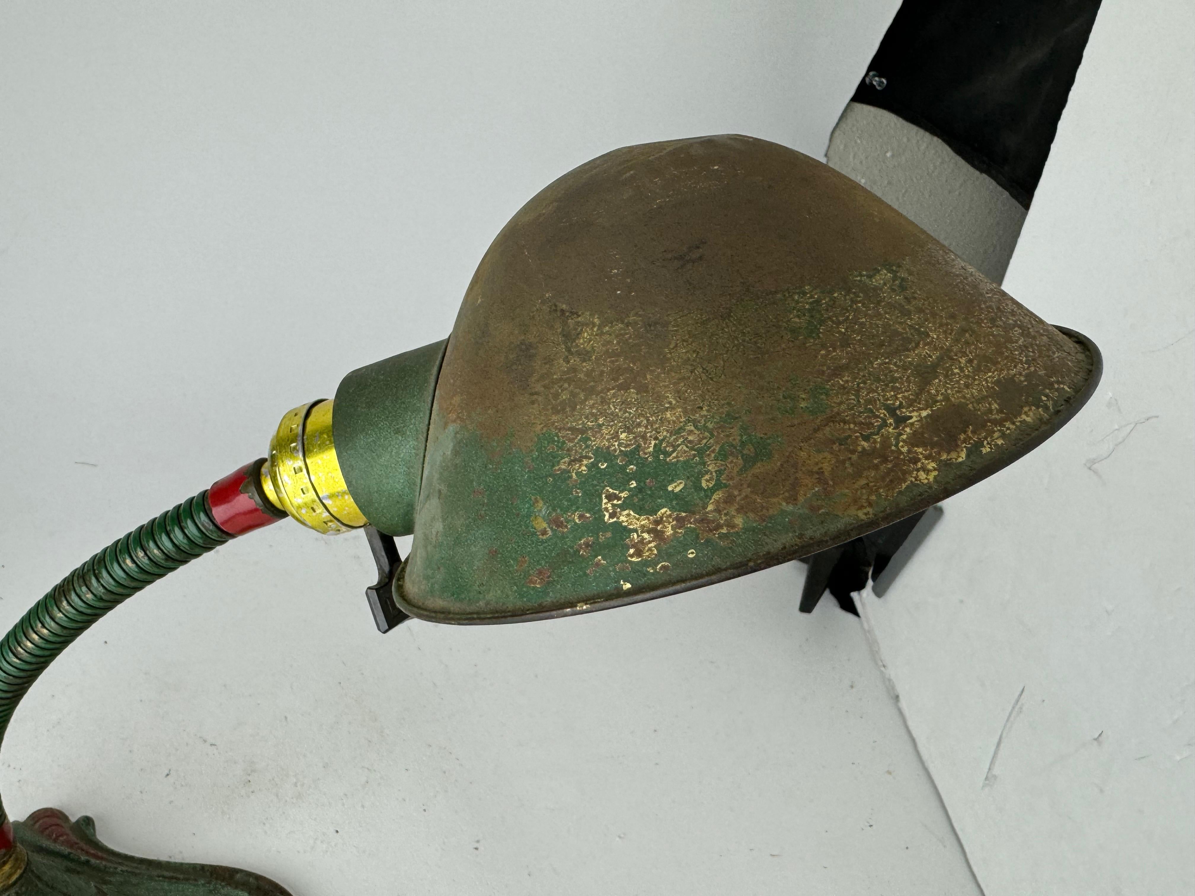 Industriel Lampe de bureau ancienne à col d'oie avec base en fonte en vente