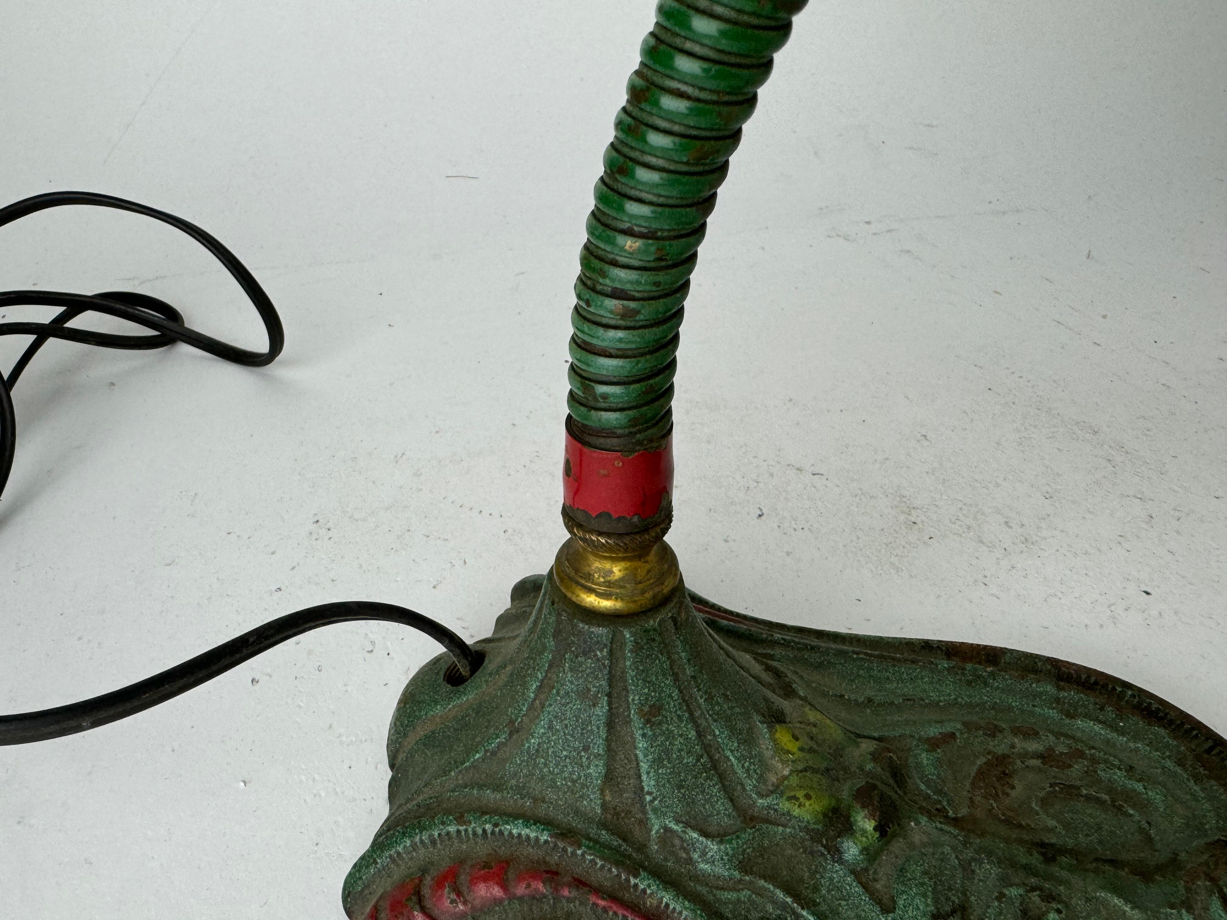 Américain Lampe de bureau ancienne à col d'oie avec base en fonte en vente