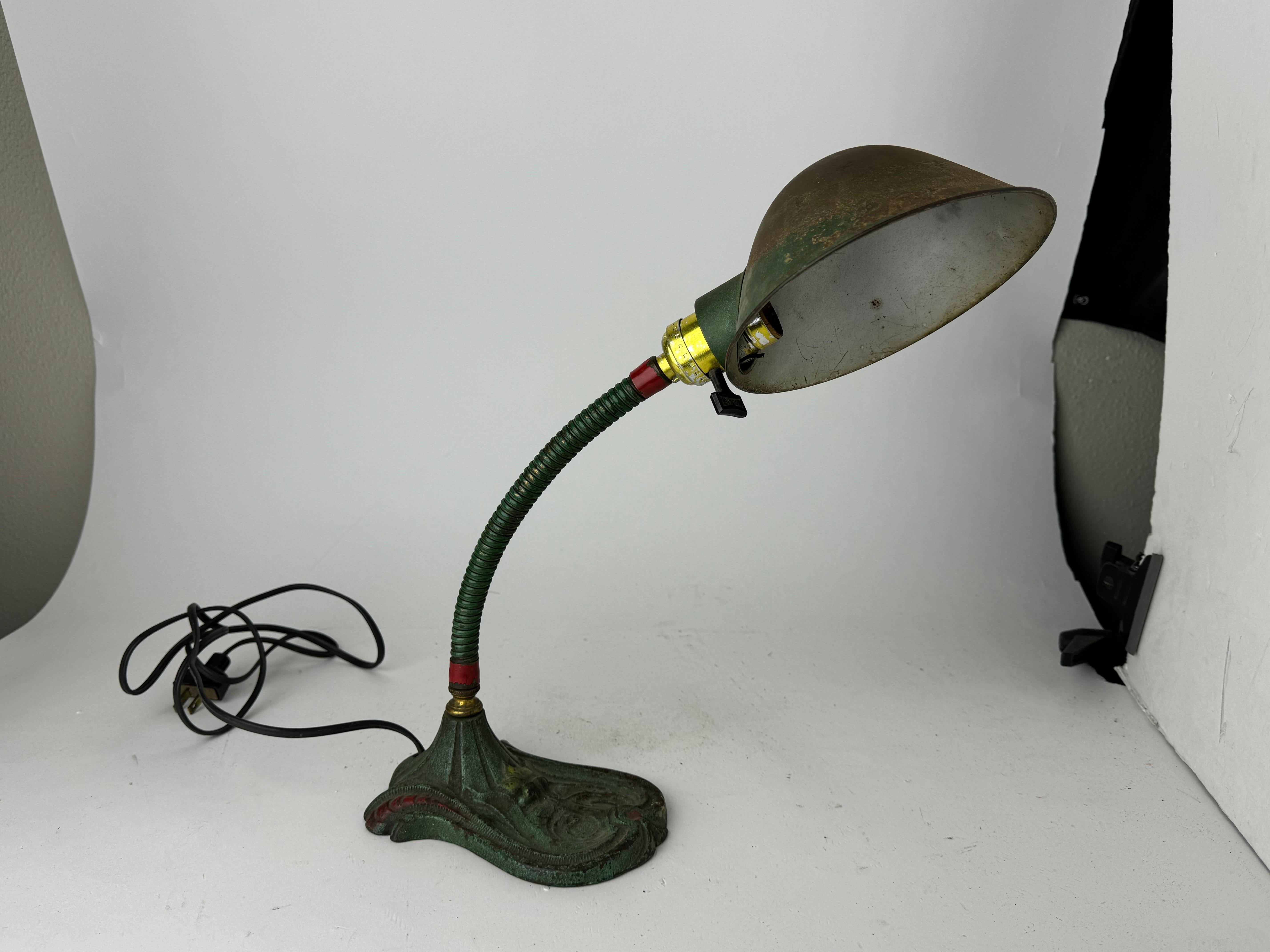Milieu du XXe siècle Lampe de bureau ancienne à col d'oie avec base en fonte en vente