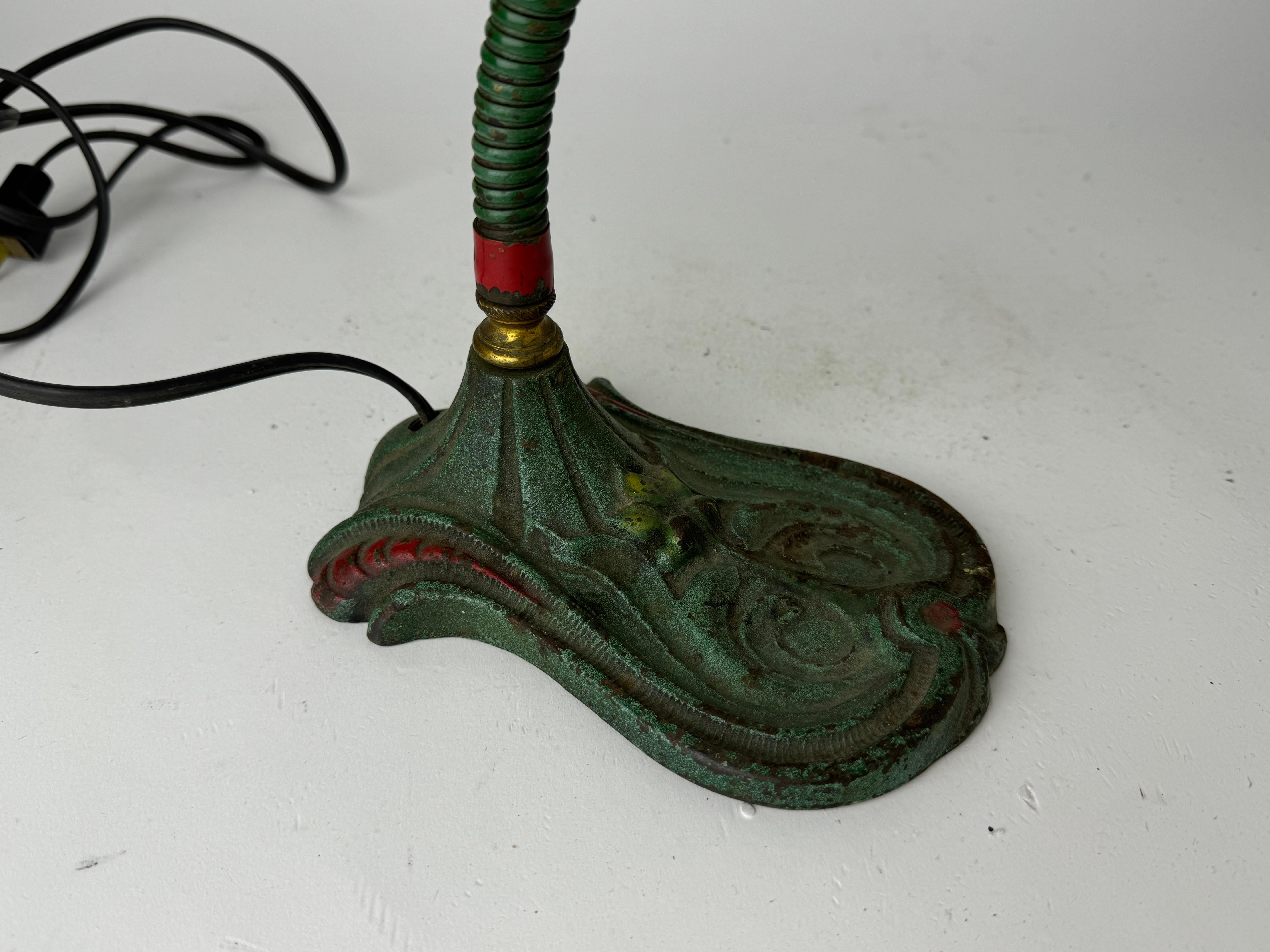 Fer Lampe de bureau ancienne à col d'oie avec base en fonte en vente