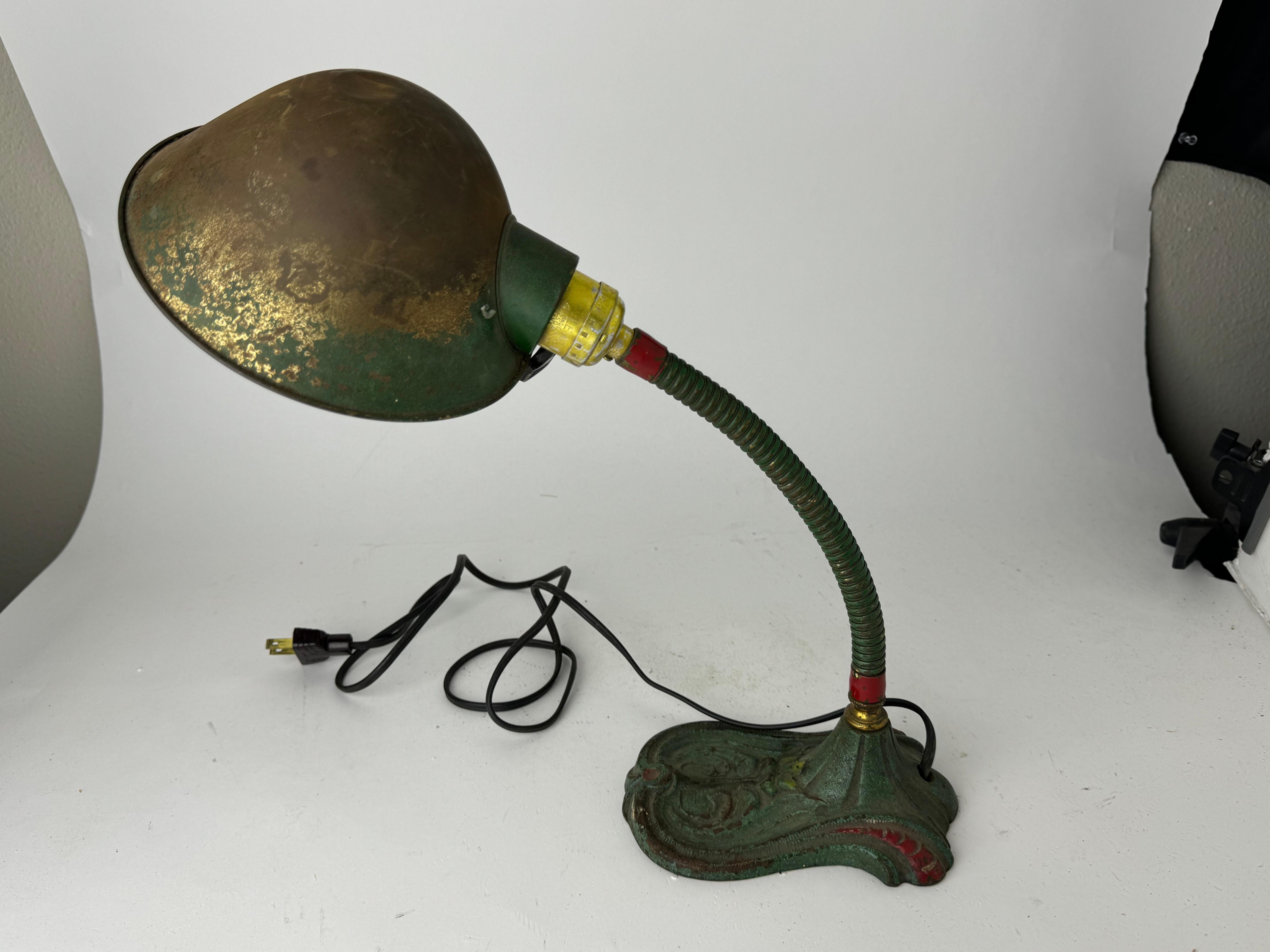 Lampe de bureau ancienne à col d'oie avec base en fonte en vente 1