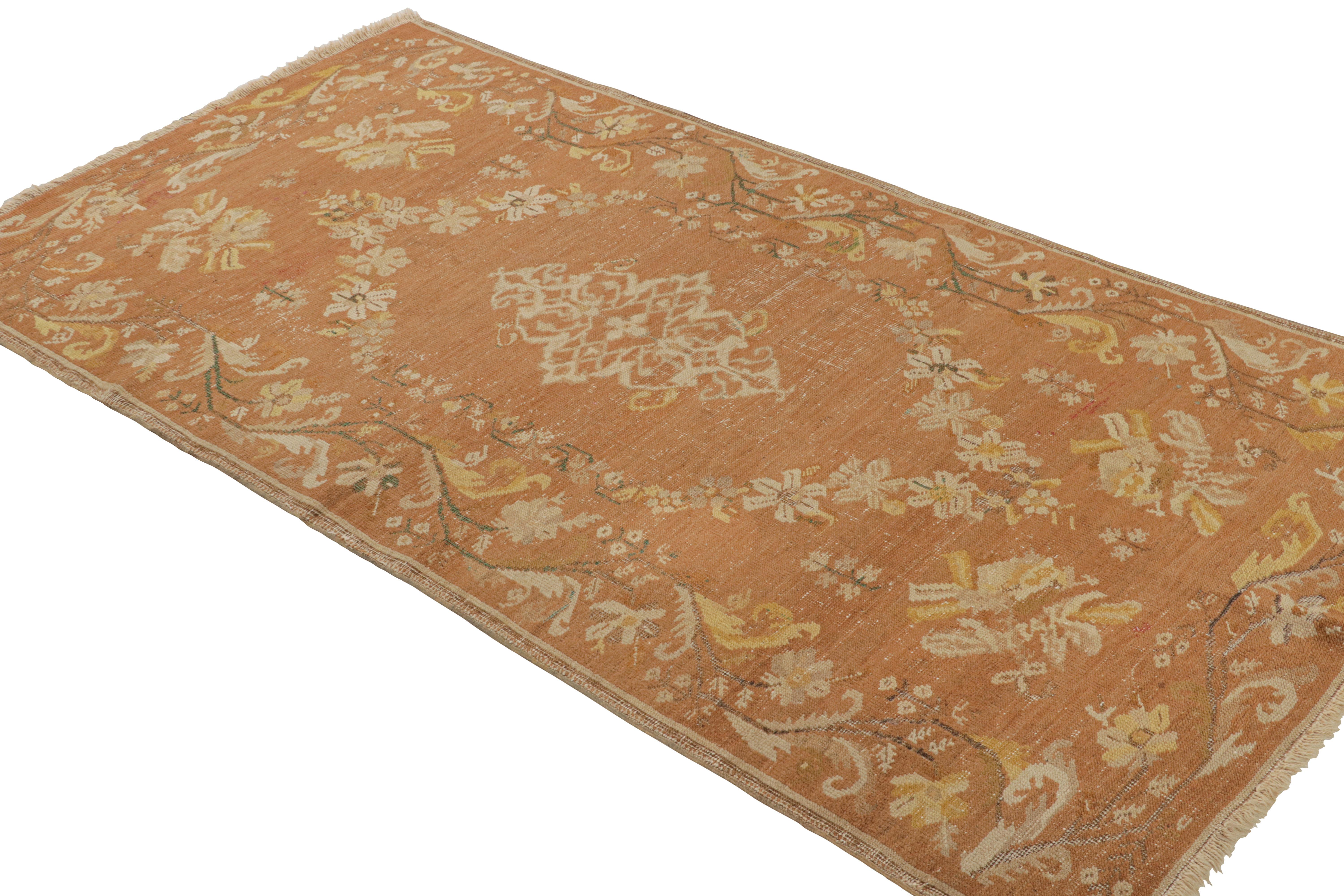 Originaria de Turquía, entre 1890 y 1900, esta antigua alfombra Gordas tradicional presenta un diseño de campo de medallones con motivos florales que recuerdan el estilo Art Déco. Anudado a mano con un duradero pelo de lana, el fondo marrón cobrizo
