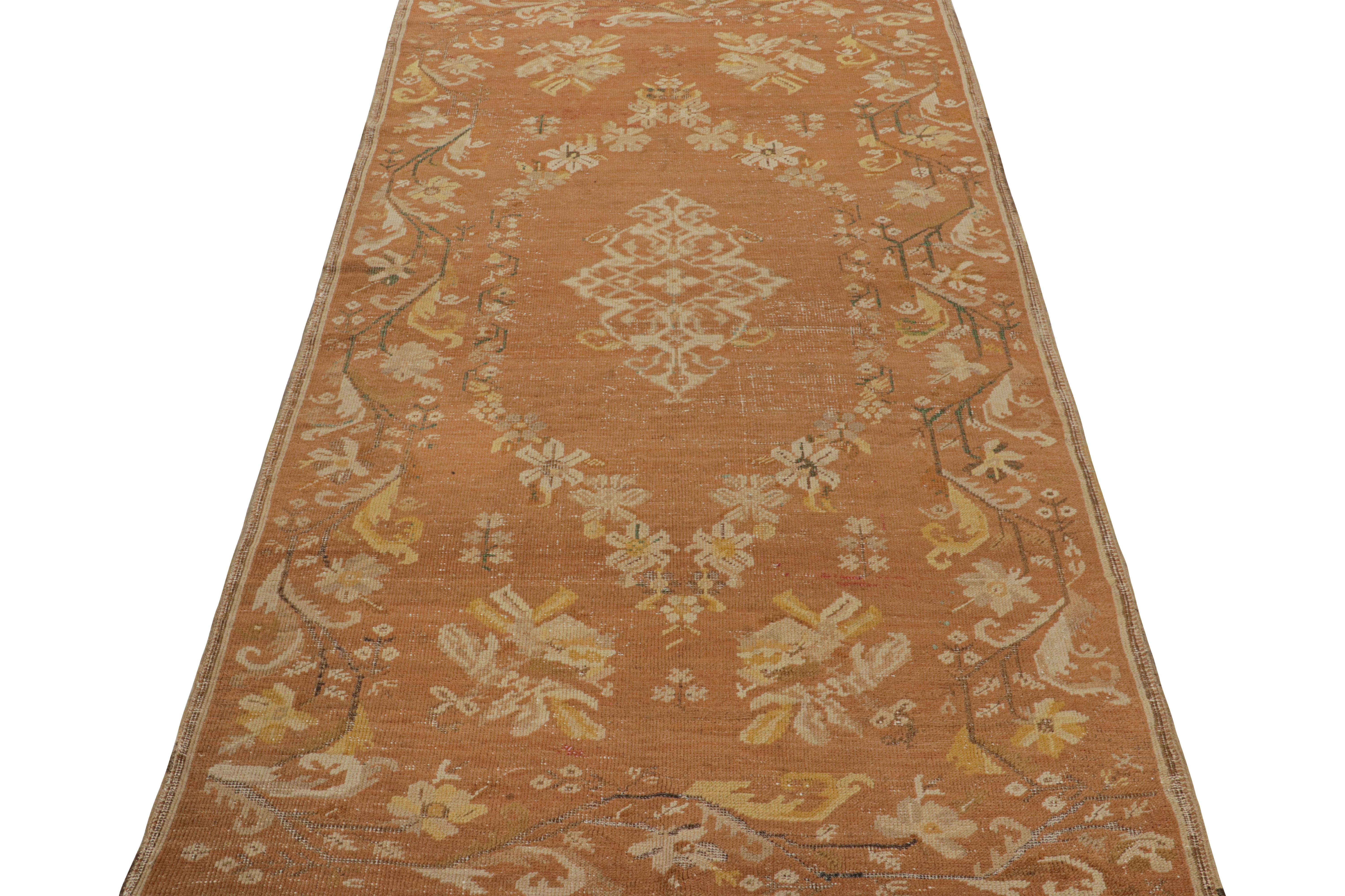 Alfombra antigua Gordes tradicional Floral de lana beige y cobre by Rug & Kilim Turco en venta