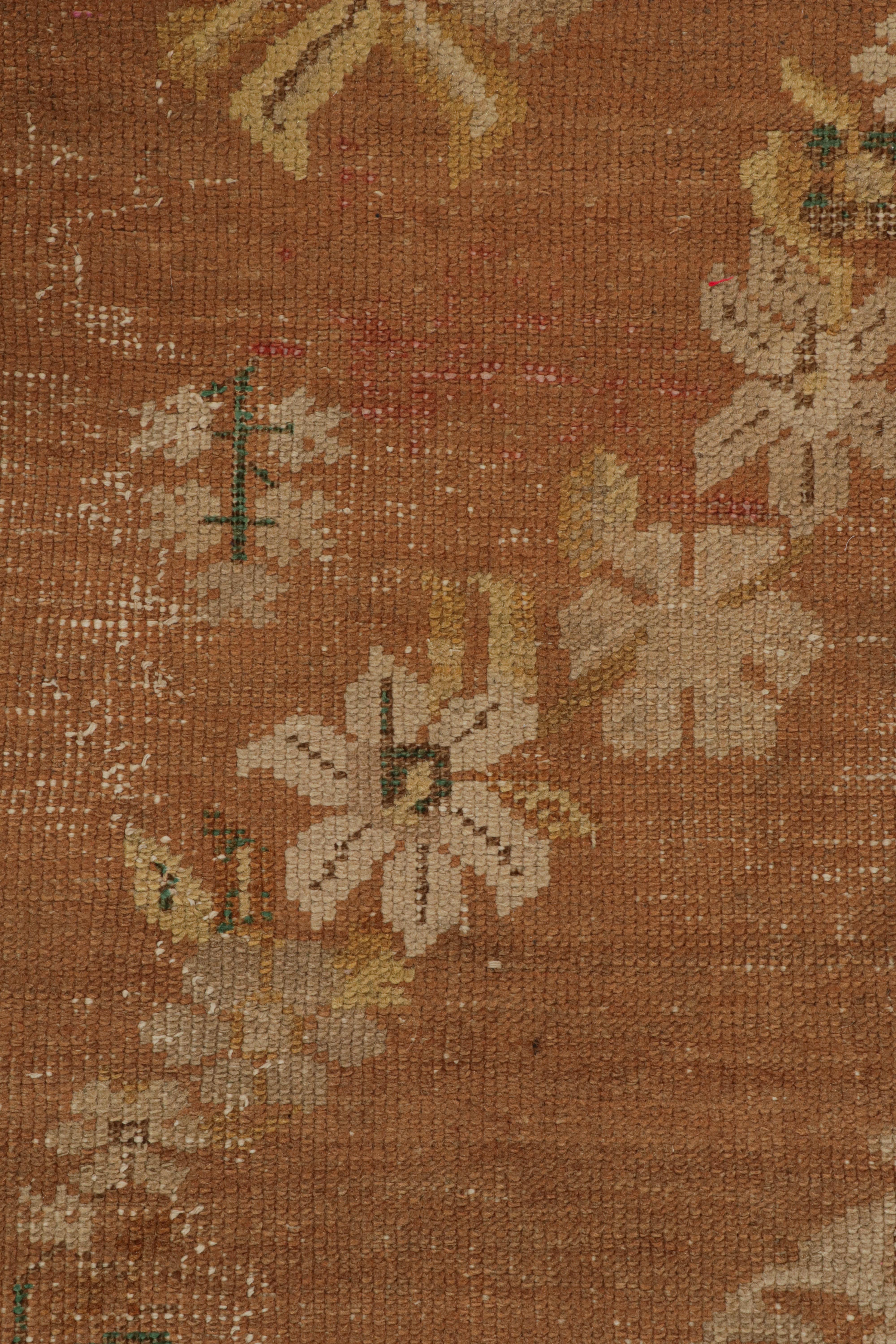 Alfombra antigua Gordes tradicional Floral de lana beige y cobre by Rug & Kilim Fines del siglo XIX en venta
