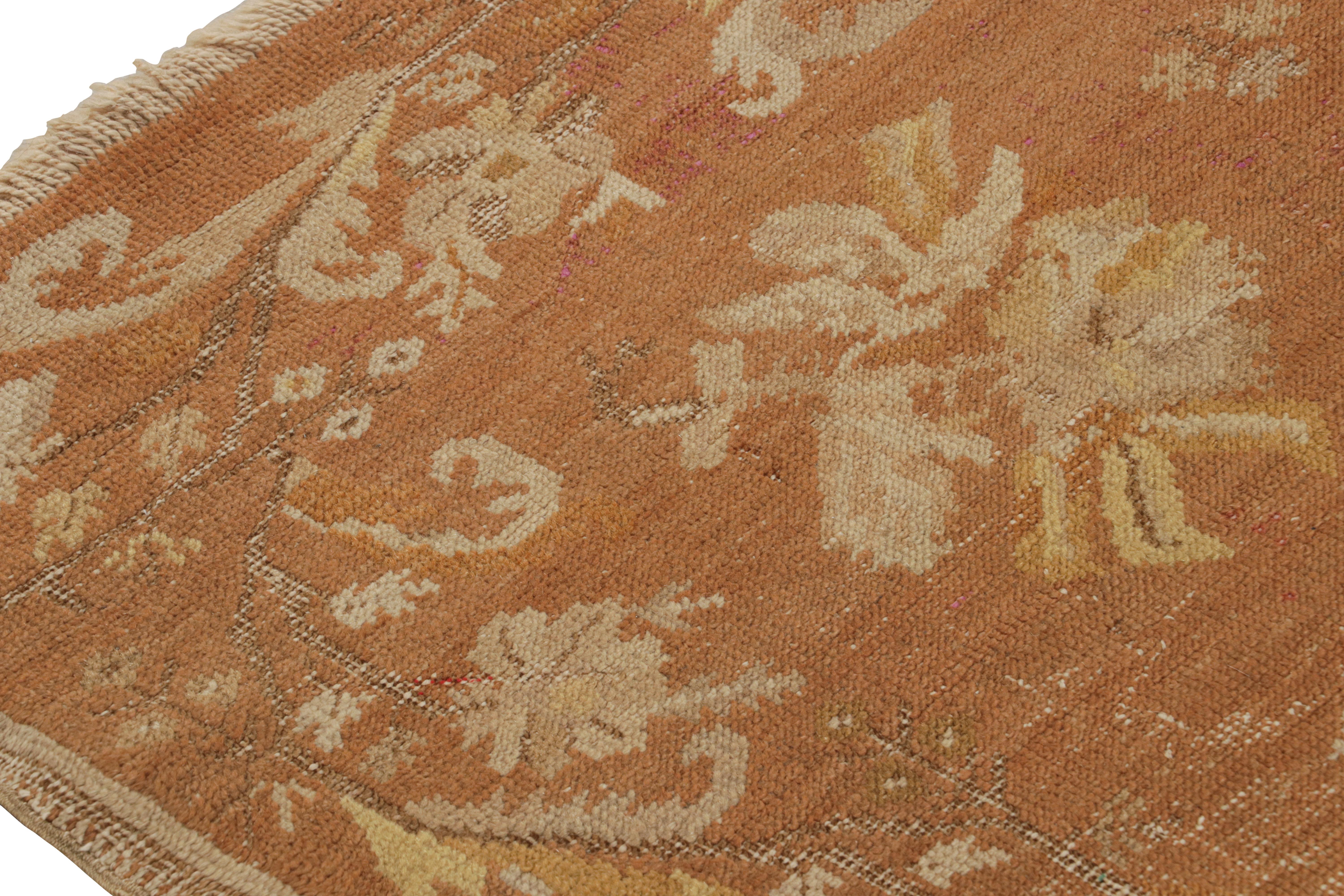 Alfombra antigua Gordes tradicional Floral de lana beige y cobre by Rug & Kilim en Bueno estado para la venta en Long Island City, NY