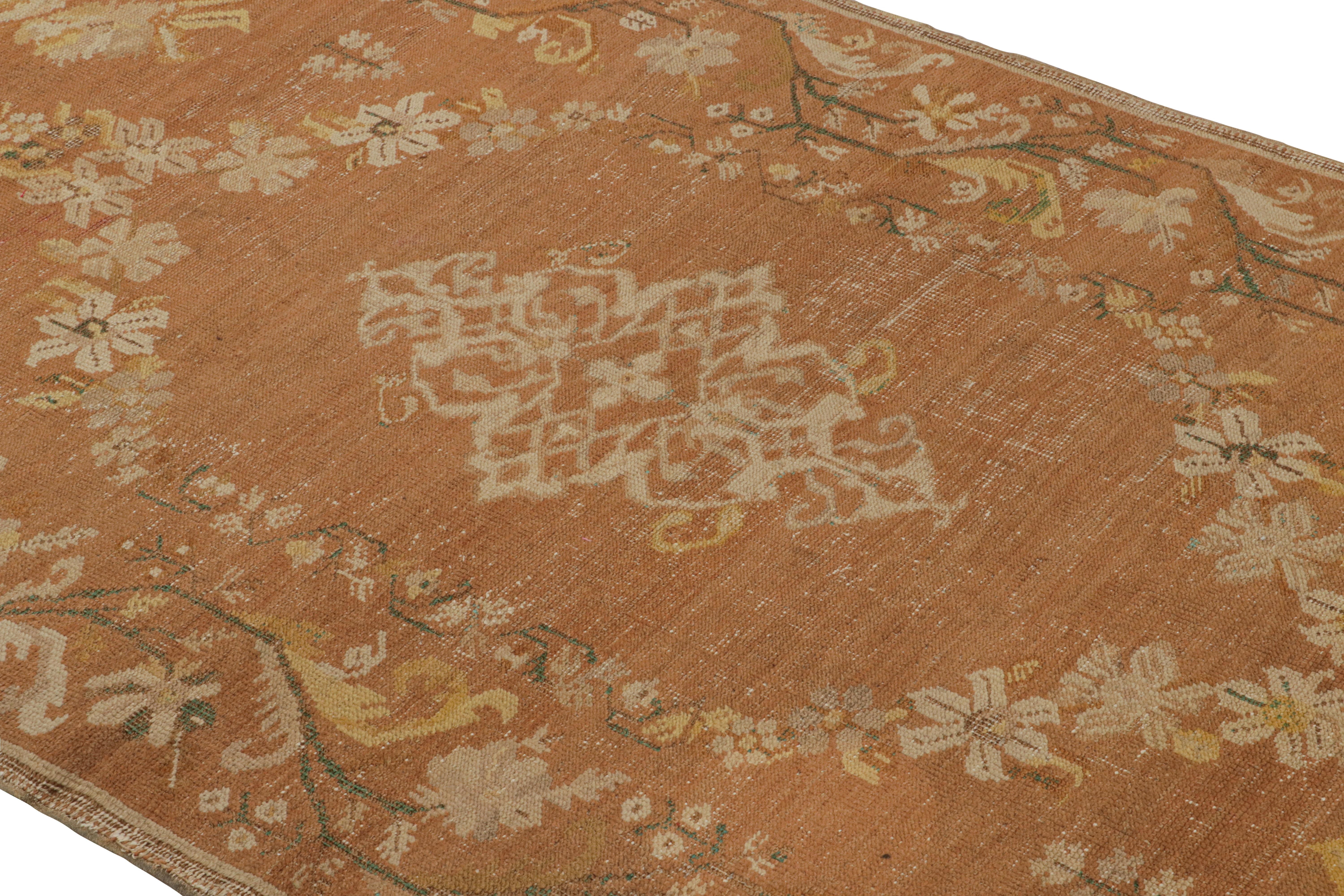 Alfombra antigua Gordes tradicional Floral de lana beige y cobre by Rug & Kilim Anudado a mano en venta