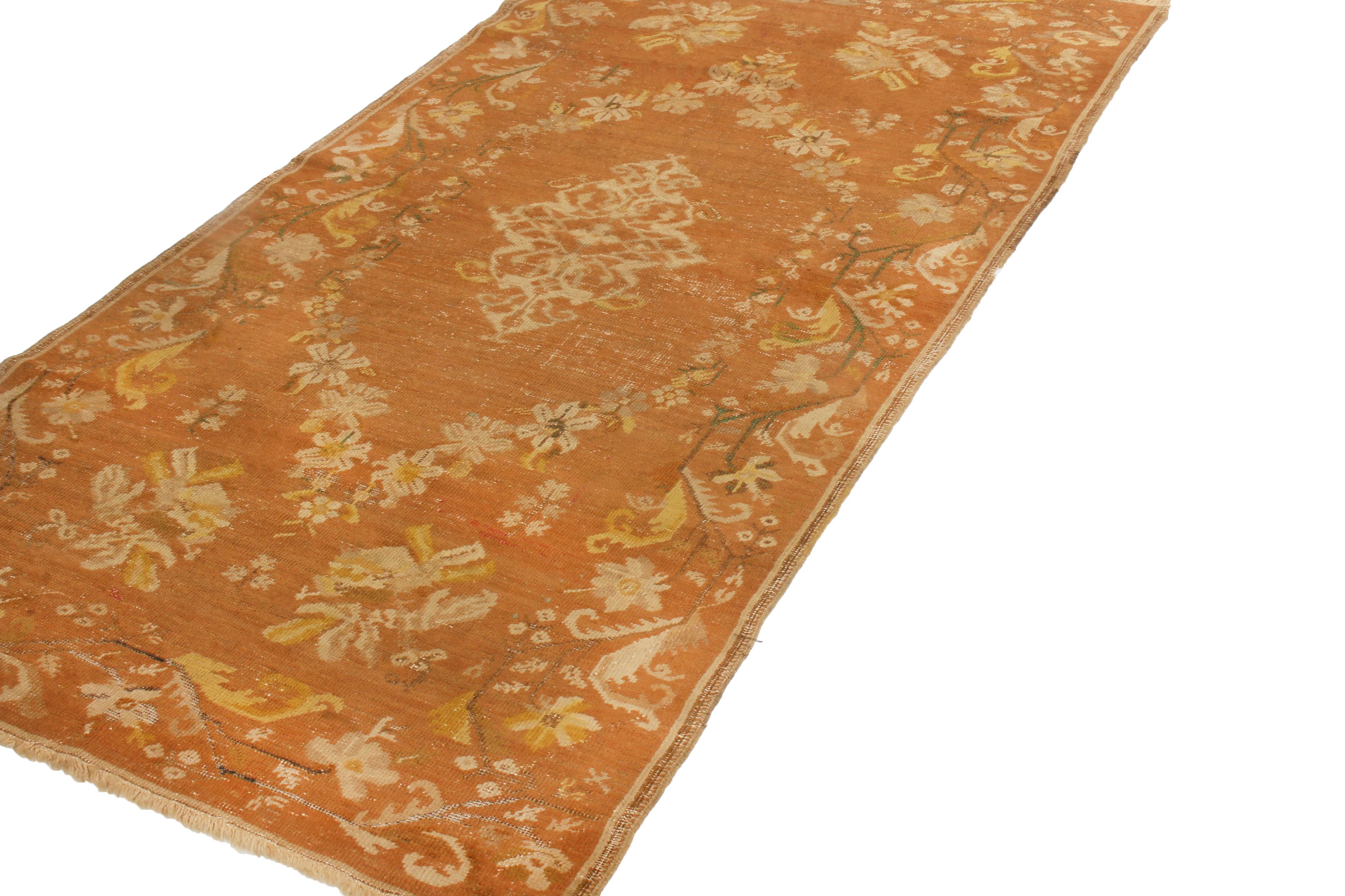 Dieser antike, traditionelle Gordas-Teppich stammt aus der Türkei (1890-1900) und weist ein Medaillon-Feldmuster mit floralen Mustern auf, das an den Art-déco-Stil erinnert. Der handgeknüpfte, strapazierfähige Wollflor mit kupferbraunem Hintergrund