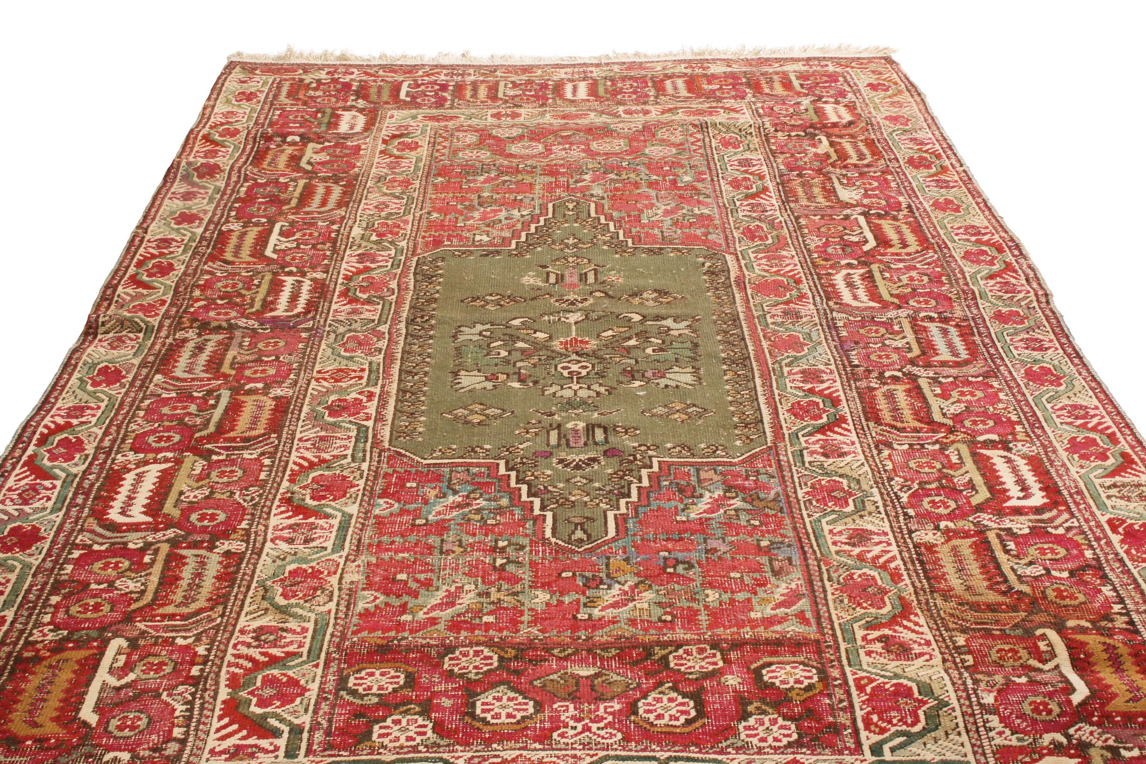 Originaire de Turquie en 1890, ce tapis traditionnel ancien en laine de Gordes présente un motif de champ de style médaillon et une finesse particulière parmi ses semblables. Noué à la main dans des poils de laine durables, le médaillon floral