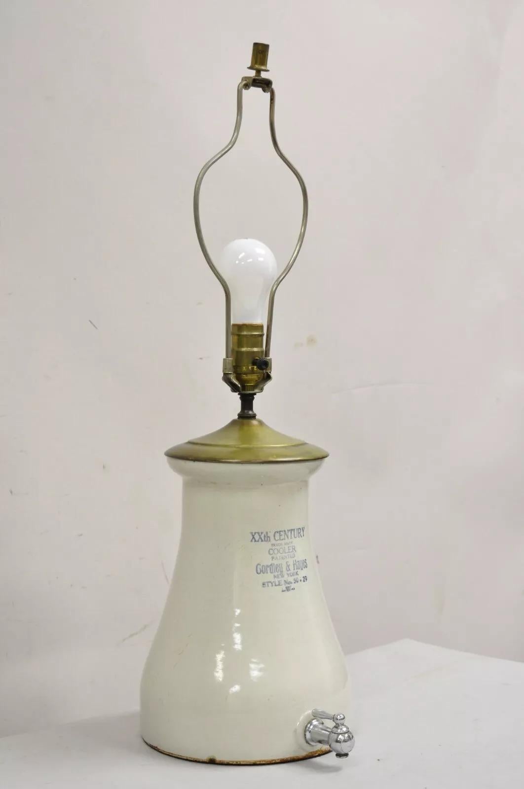 Antike Gordley & Hayes Salz glasiert Steingut Limonade Dispenser Tischlampe. CIRCA Spätes 19. Jahrhundert. Abmessungen: 27