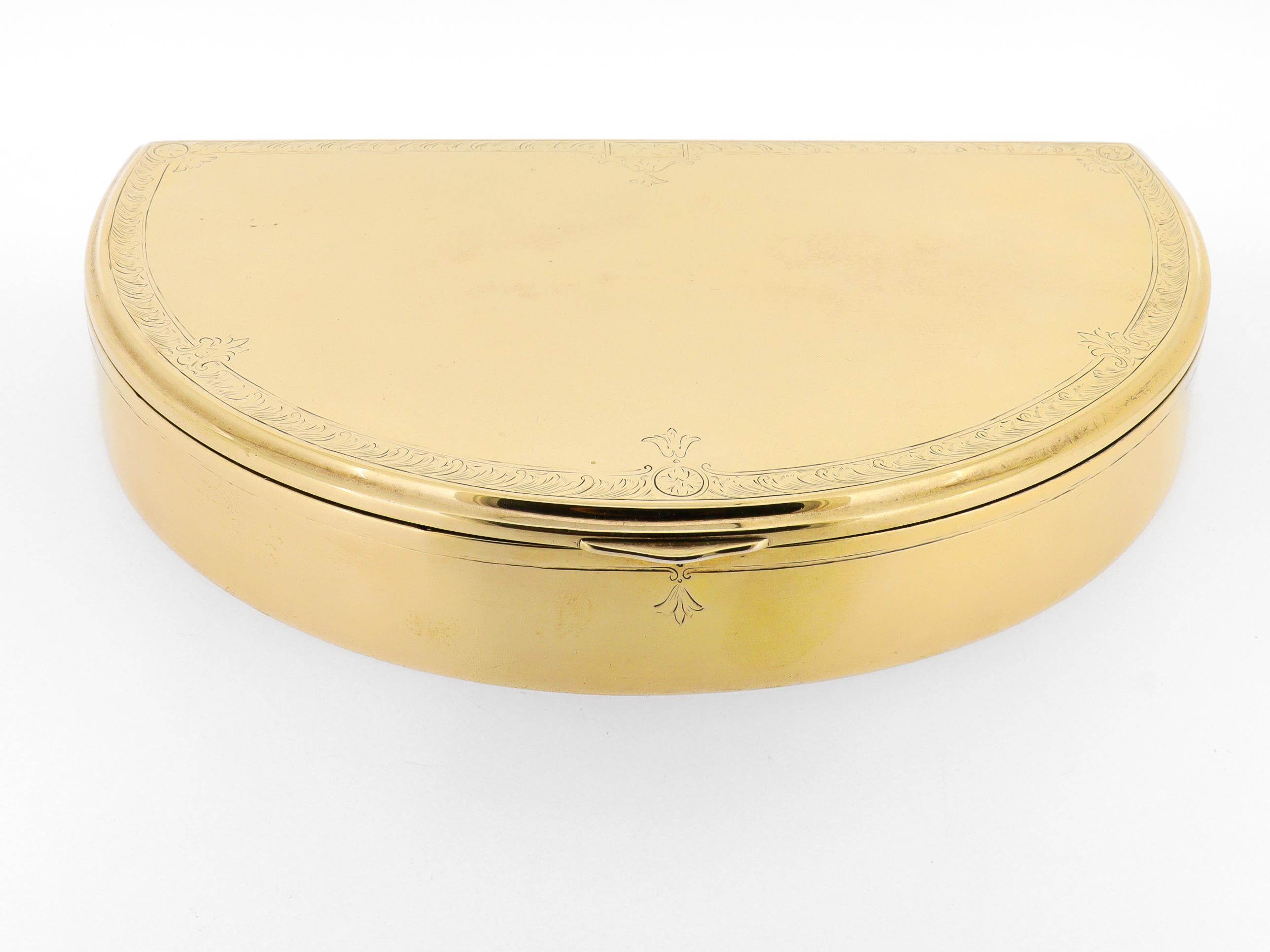 Art déco Ancienne boîte à vêtements ou à bijoux demi-ronde en argent sterling et en vermeil de Gorham Art Deco en vente