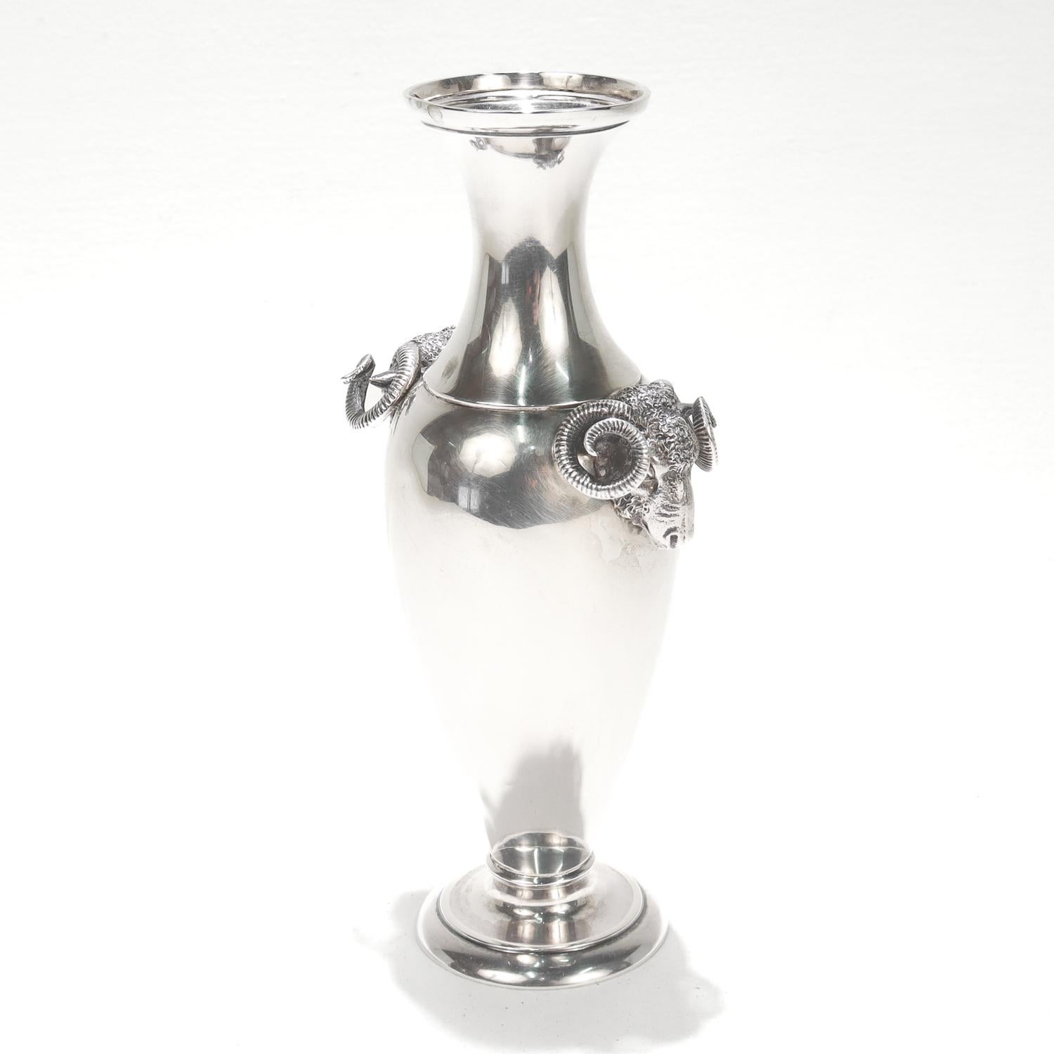 Argento Vaso antico Gorham Coin Silver Greek Revival con manici figurati a testa di ariete in vendita