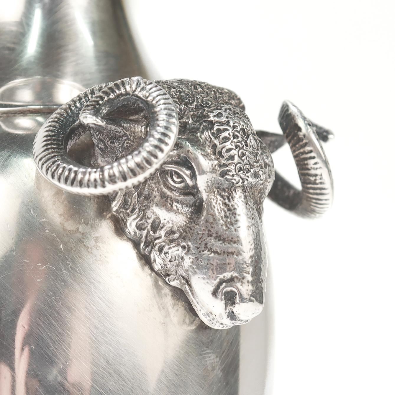 Vaso antico Gorham Coin Silver Greek Revival con manici figurati a testa di ariete in vendita 1