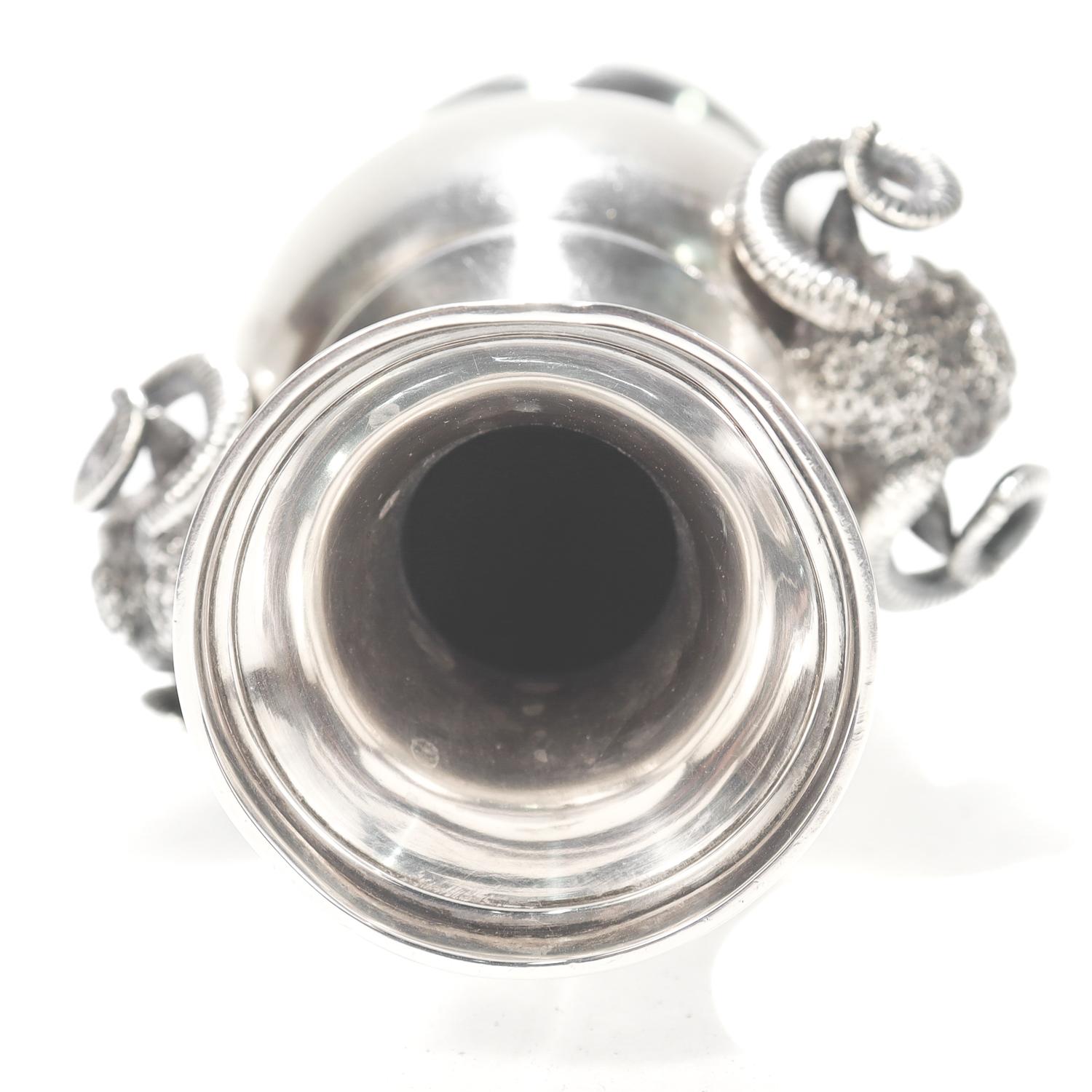 Vaso antico Gorham Coin Silver Greek Revival con manici figurati a testa di ariete in vendita 8