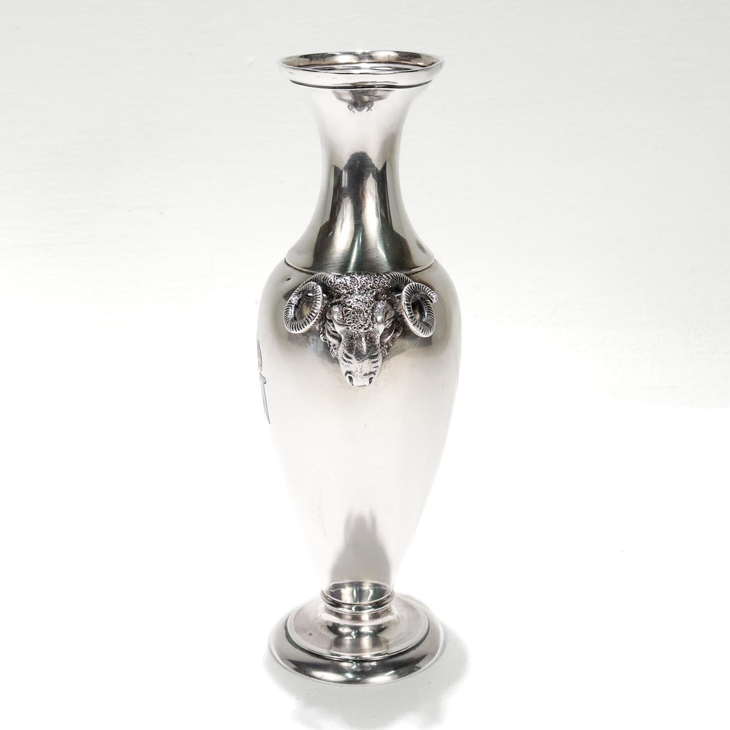 Vittoriano Vaso antico Gorham Coin Silver Greek Revival con manici figurati a testa di ariete in vendita