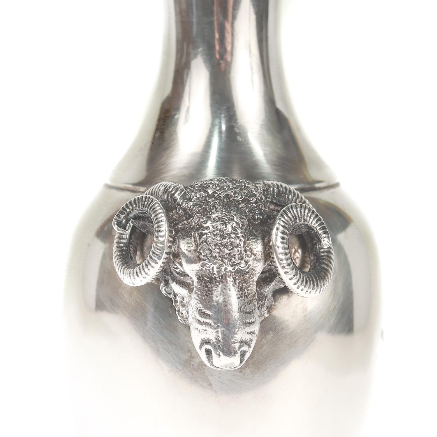 Americano Vaso antico Gorham Coin Silver Greek Revival con manici figurati a testa di ariete in vendita