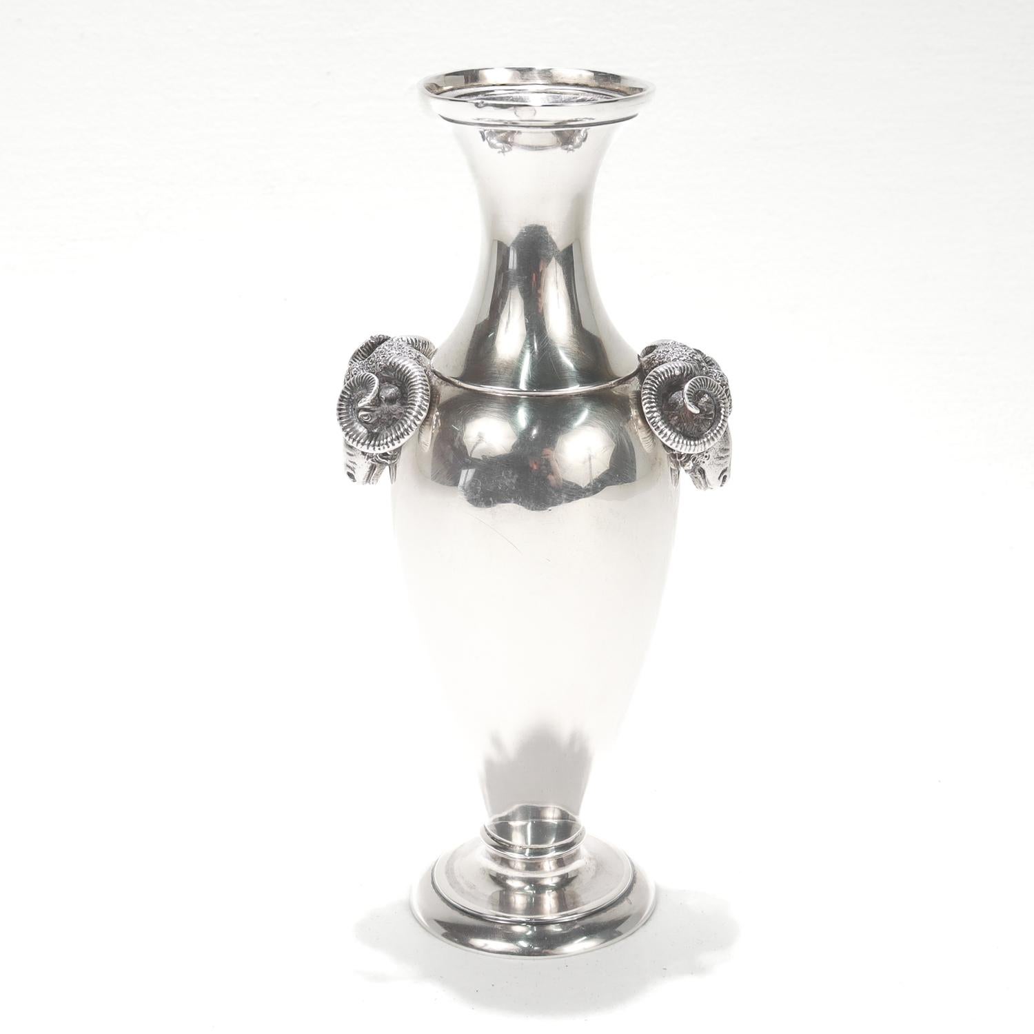 XX secolo Vaso antico Gorham Coin Silver Greek Revival con manici figurati a testa di ariete in vendita