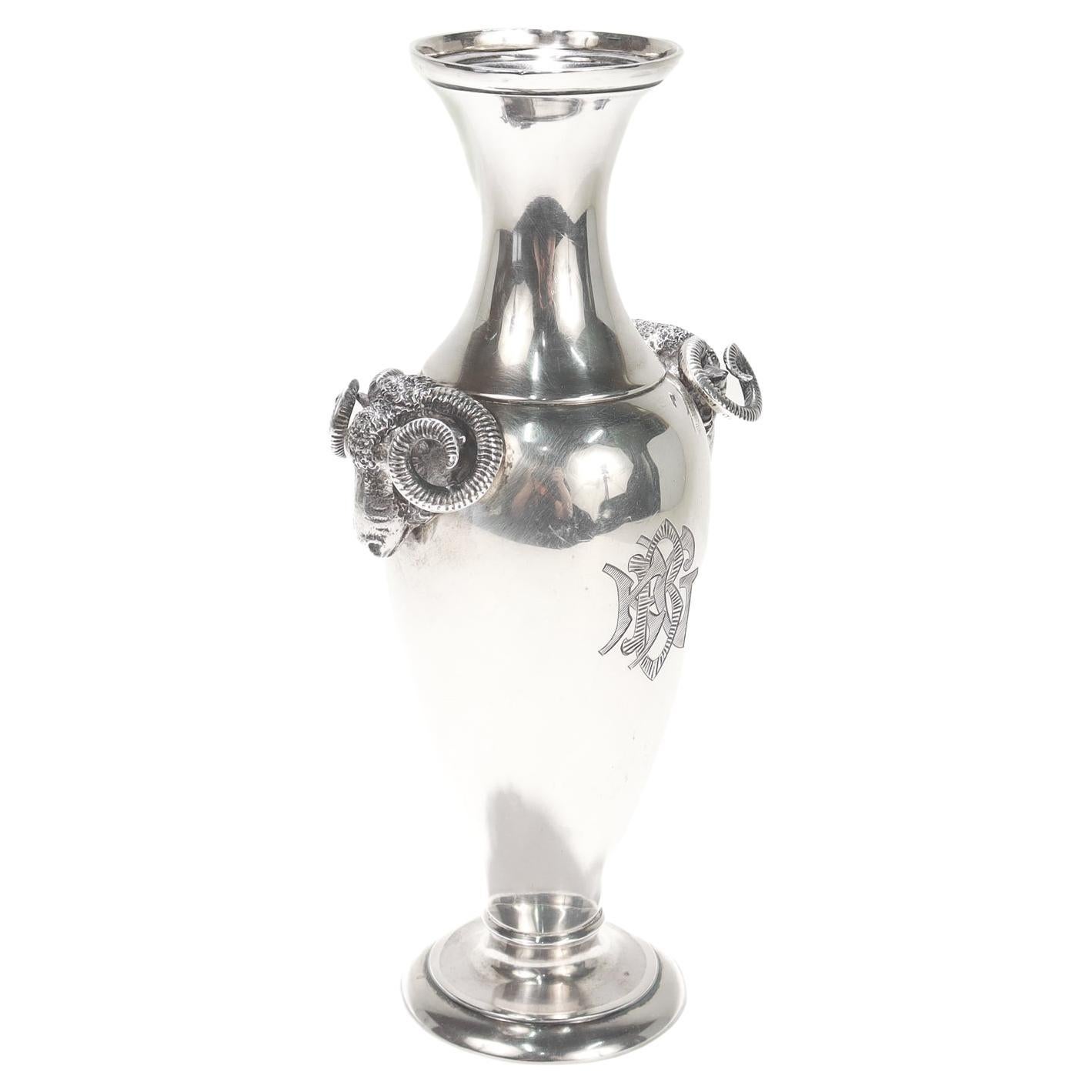 Vaso antico Gorham Coin Silver Greek Revival con manici figurati a testa di ariete