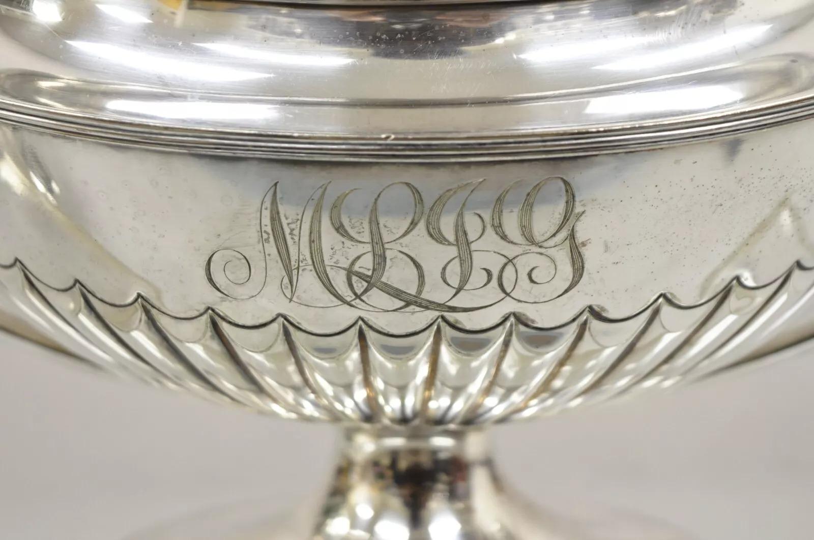 Antique soupière de saucière couverte d'urne de trophée en métal argenté Gorham Edwardian en vente 3
