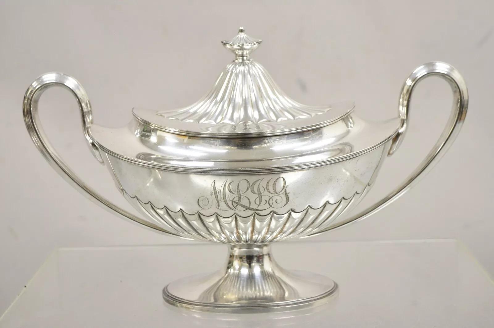 Antique soupière de saucière couverte d'urne de trophée en métal argenté Gorham Edwardian en vente 5