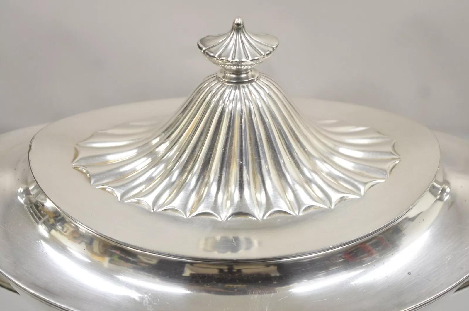 Édouardien Antique soupière de saucière couverte d'urne de trophée en métal argenté Gorham Edwardian en vente