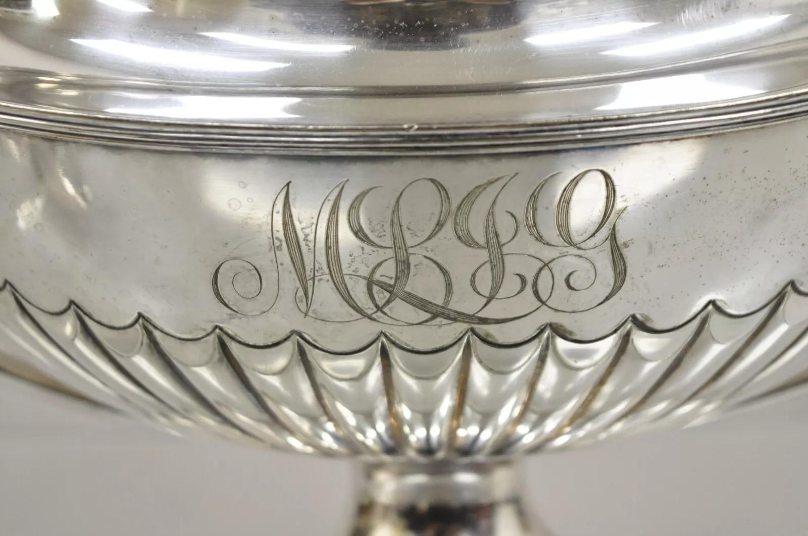 Inconnu Antique soupière de saucière couverte d'urne de trophée en métal argenté Gorham Edwardian en vente
