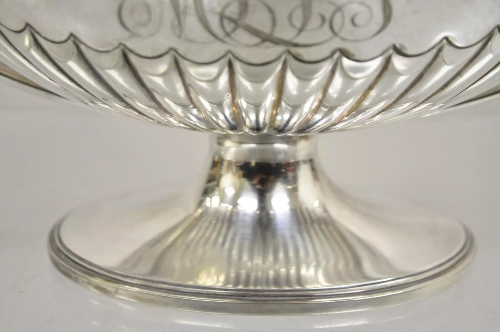 Antique soupière de saucière couverte d'urne de trophée en métal argenté Gorham Edwardian Bon état - En vente à Philadelphia, PA