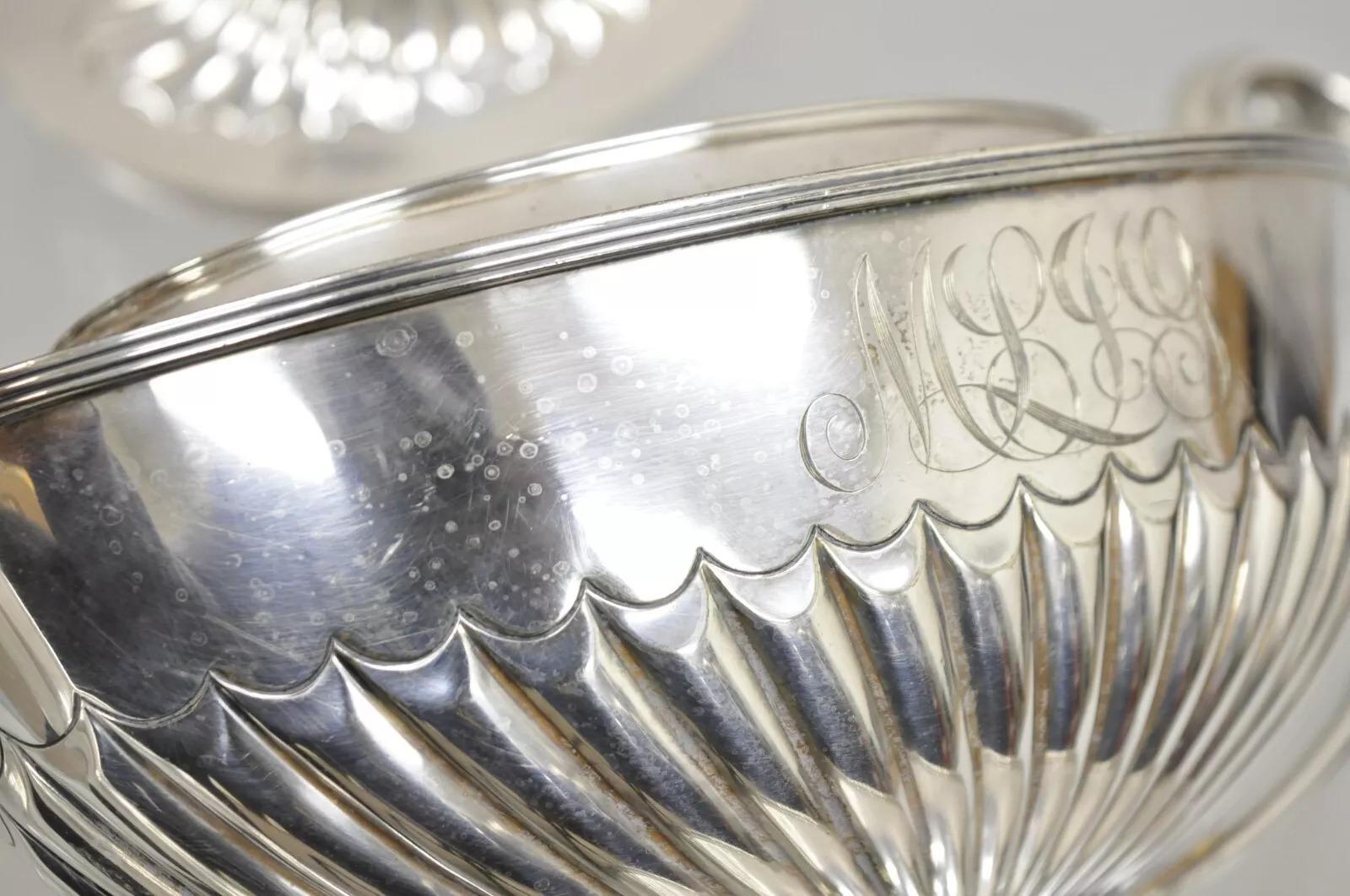 20ième siècle Antique soupière de saucière couverte d'urne de trophée en métal argenté Gorham Edwardian en vente