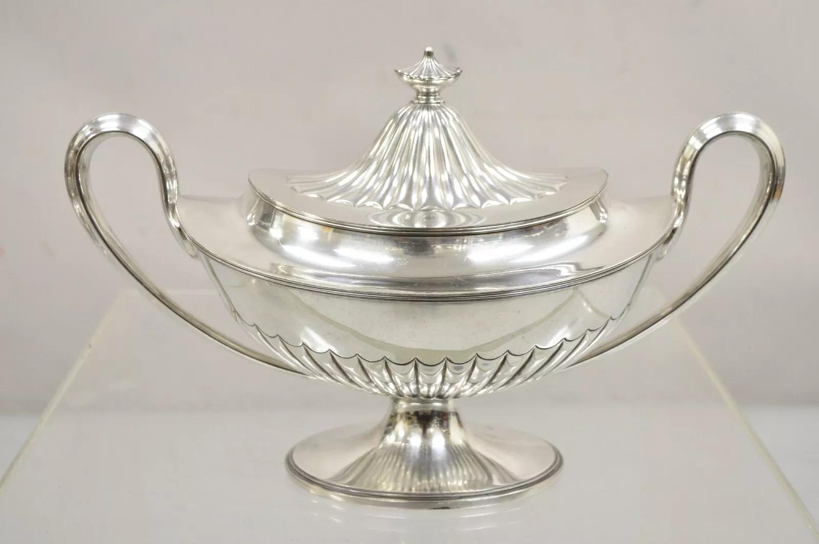 Antique soupière de saucière couverte d'urne de trophée en métal argenté Gorham Edwardian en vente 2