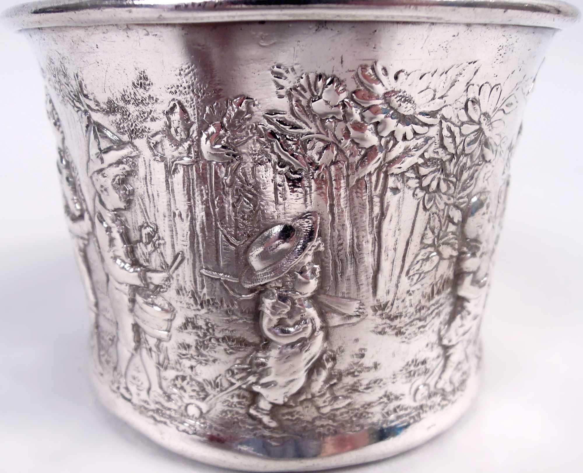 Edwardian sterling silver pictorial baby cup. Made by Gorham in Providence, ca 1920. Straight sides and reeded c-scroll handle. Interior gilt washed. Chased scene of boy’s procession marching single file: The cavalry, in the person of a hop-a-long
