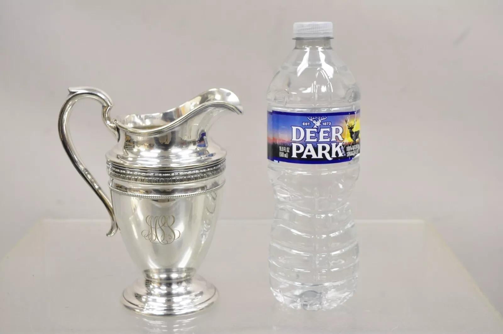 Antike Gorham English Edwardian Small Silver Plated Chased Creamer Pitcher mit unleserlichem Monogramm. CIRCA Anfang des 20. Jahrhunderts. Abmessungen: 6