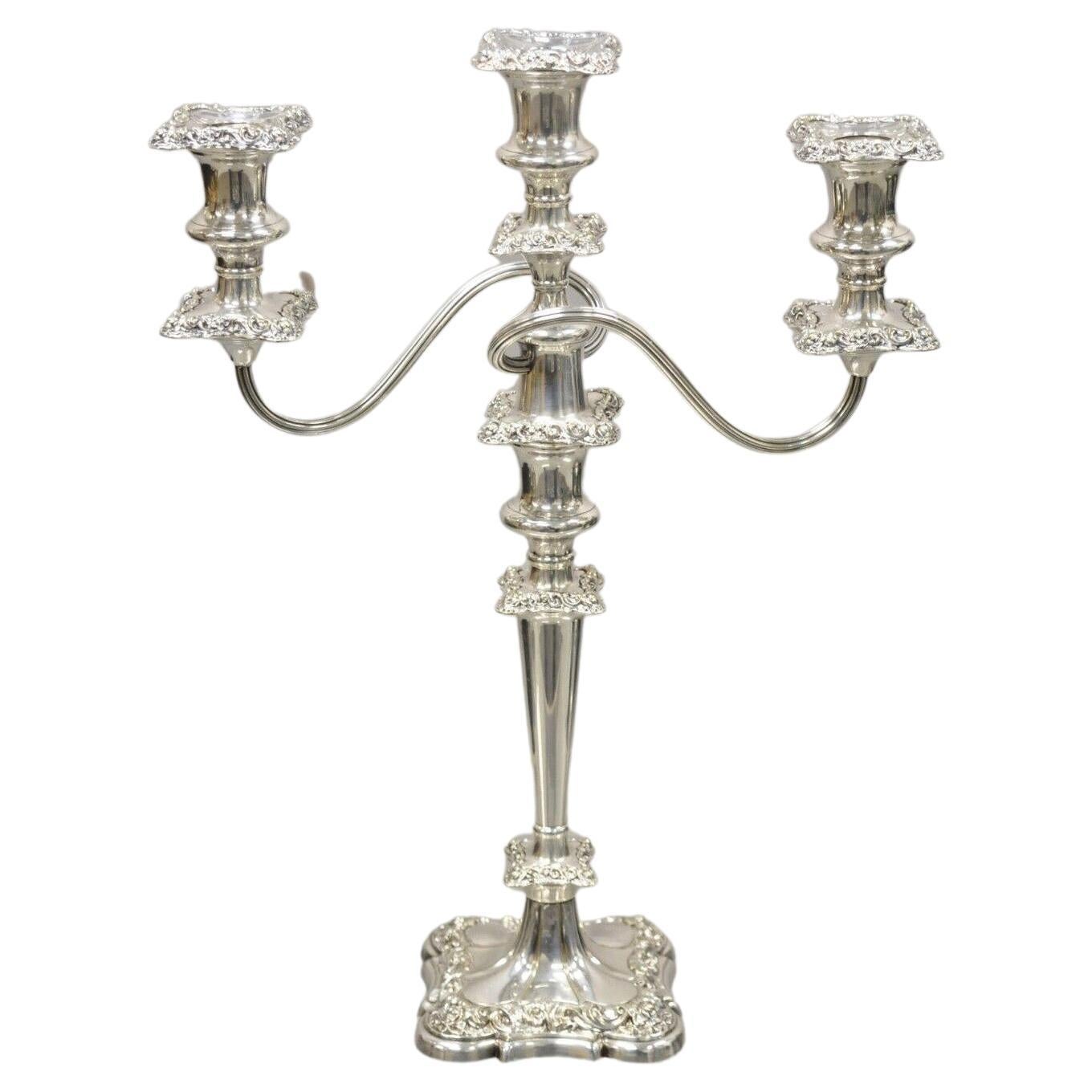 Ancien chandelier à deux bras en métal argenté Gorham à motifs floraux repoussés