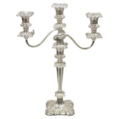 Antico candelabro a due bracci placcato argento Gorham Floral Repousse
