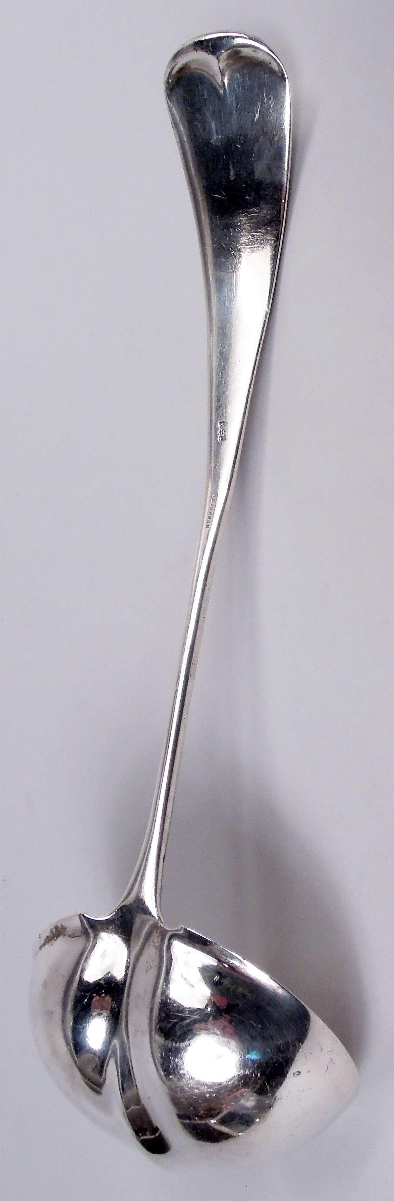 Cuchara de ostra japonesa de metal mixto de plata de ley. Fabricado por Gorham en Providence, hacia 1885. Vástago cónico y curvado. En el verso, pez de cobre aplicado nadando sobre el fondo marino granulado; fondo martillado a mano. Verso liso.