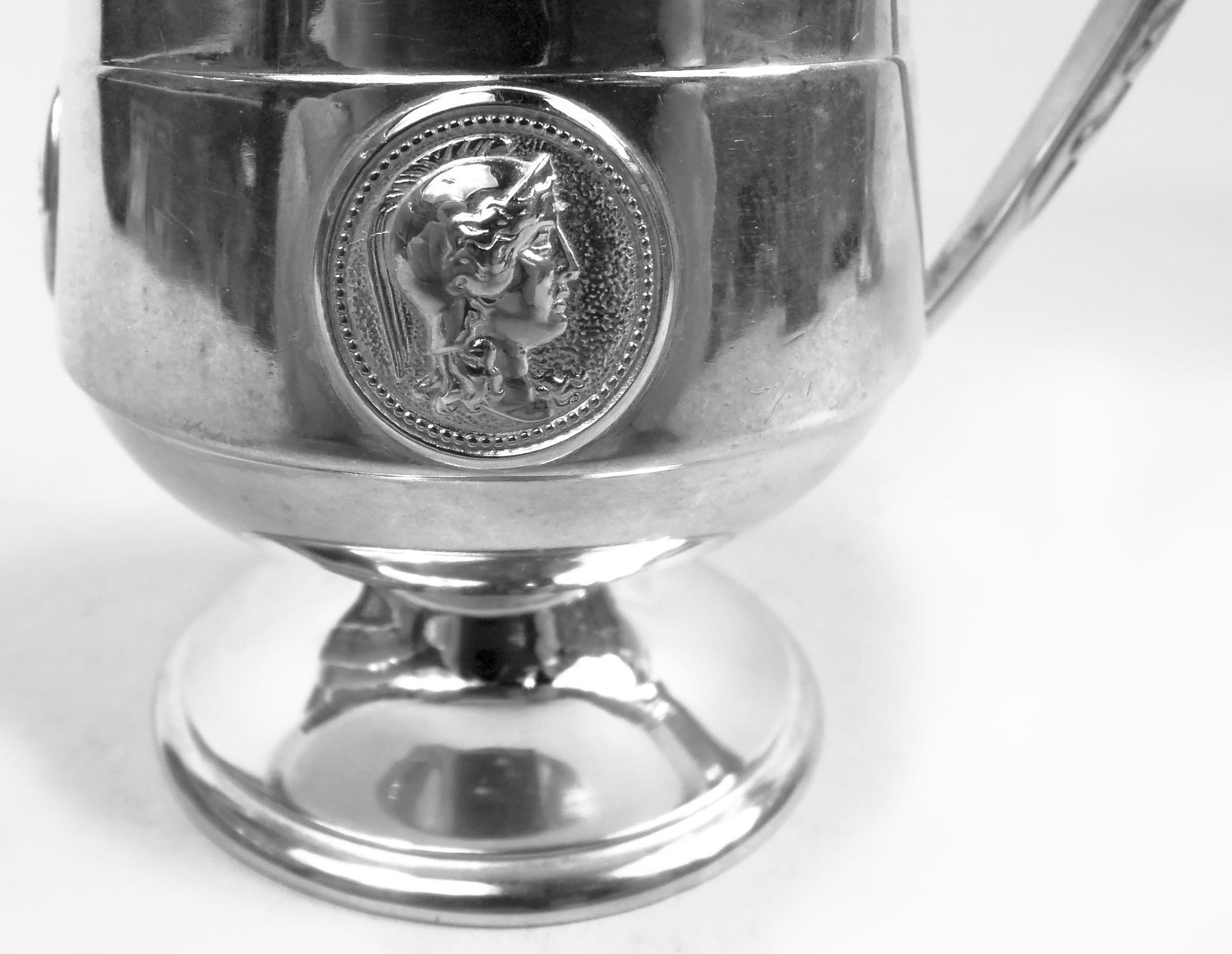 Antico vaso per mostarda in argento con medaglione di Gorham in vendita 2