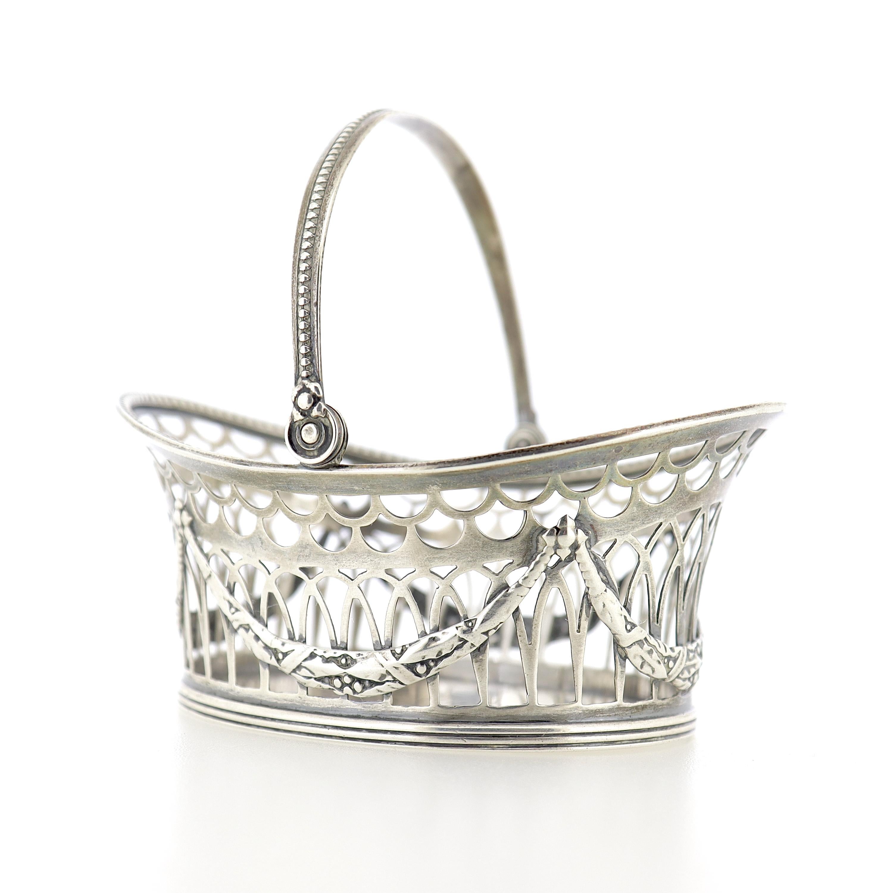 A fine antique sterling silver basket.

By Gorham.

In the form of a small handled openwork basket with decorative molded garlands to the exterior.

Simply a great diminutive basket from Gorham!

Date:
20th Century

Overall Condition:
It is in