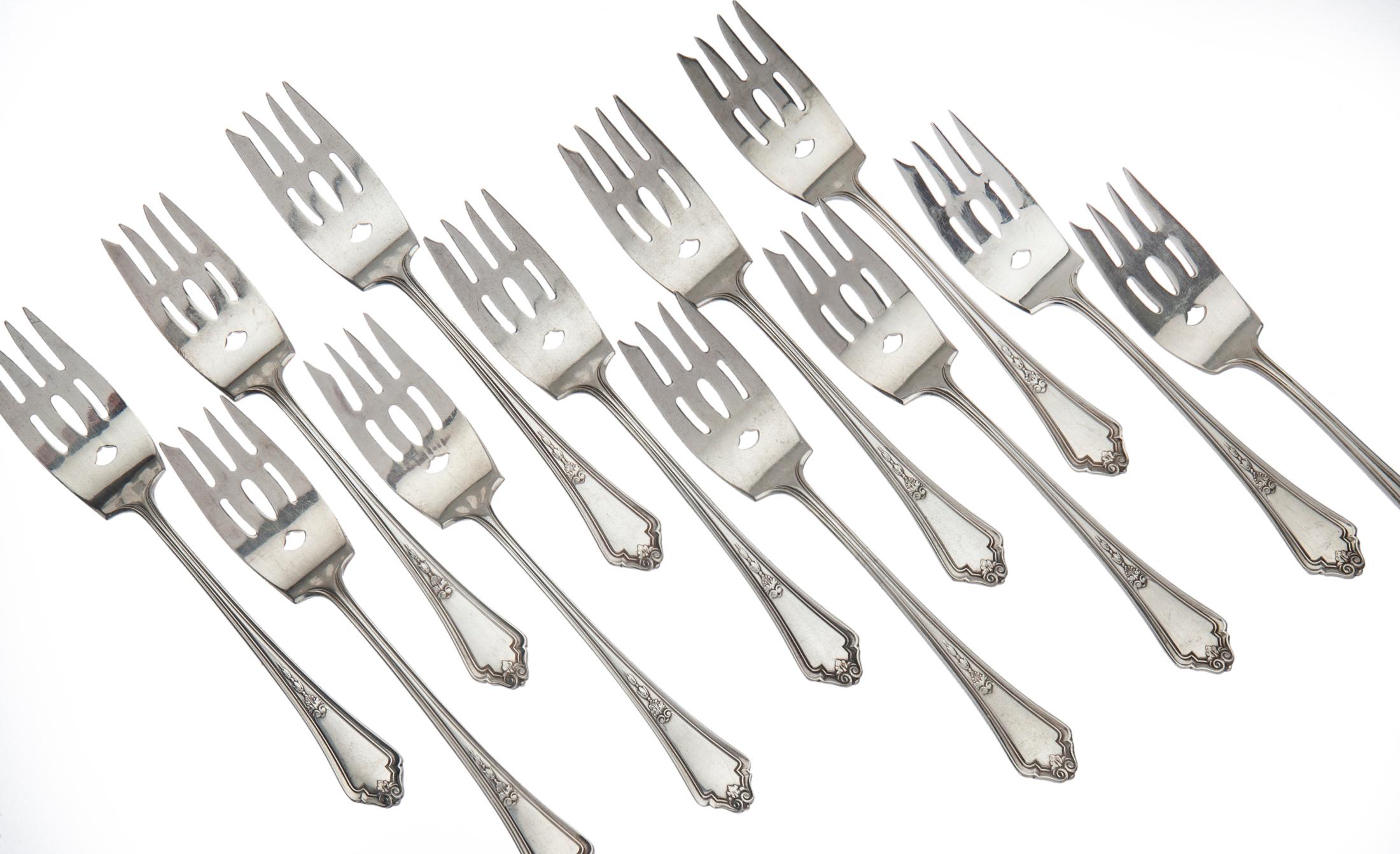 Silver plate salad forks by Gorham in the Shelburne pattern in excellent antique condition. The pattern is from 1914 and marked EP pat. 1914.
 