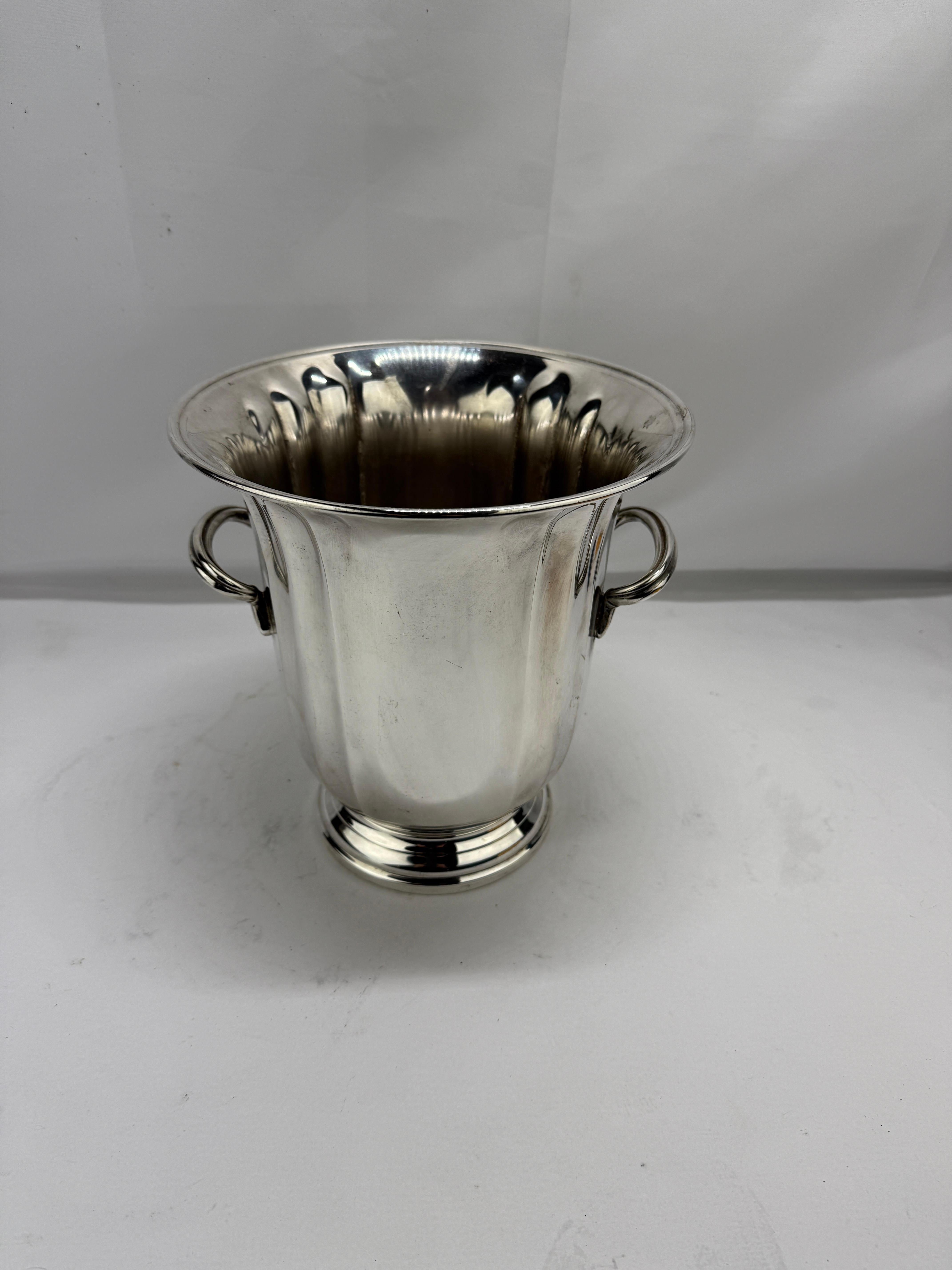This elegant Gorham silverplate trophy form champagne cooler embodies classic sophistication with its refined design and polished finish. Marked 