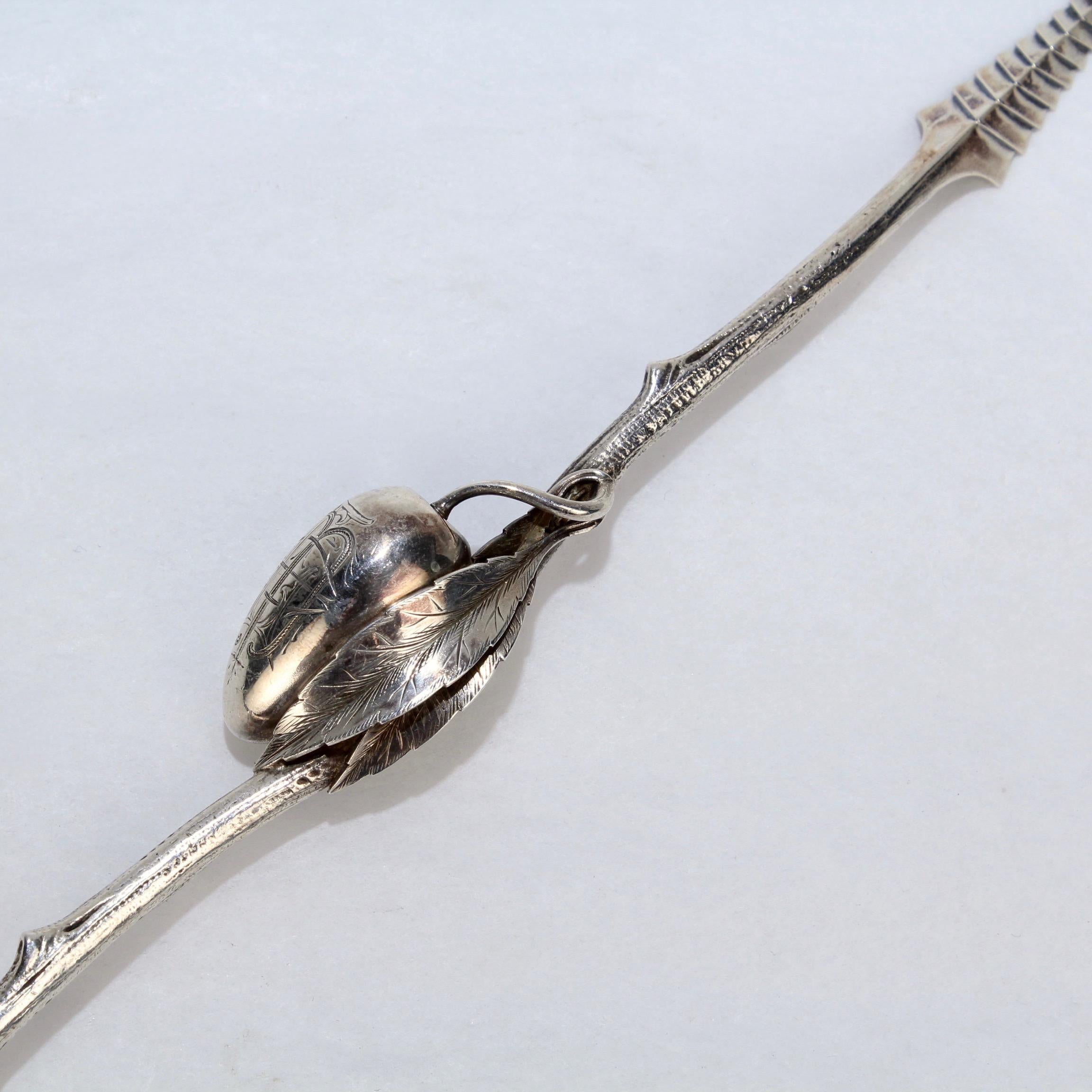 Antique Gorham Sterling Silver Aesthetic Period Figural Olive Spear and Spoon (Lance et cuillère à olives) Bon état - En vente à Philadelphia, PA