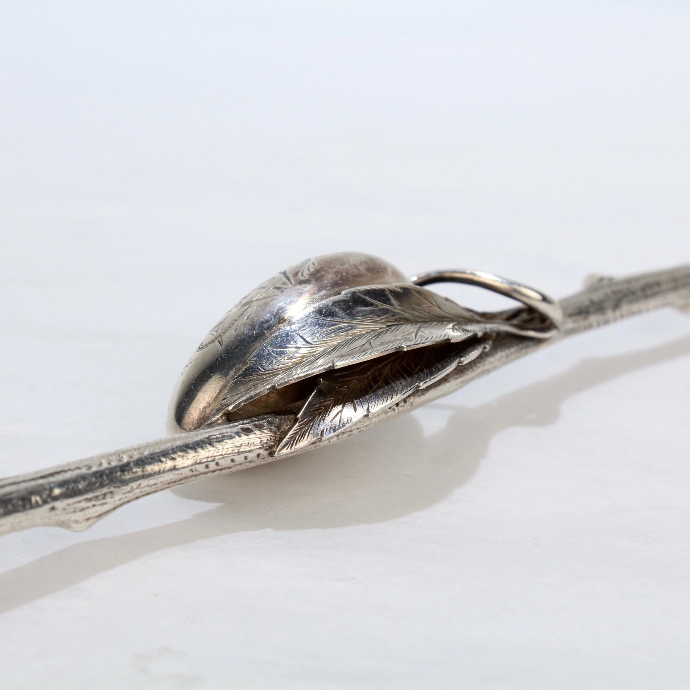 Antique Gorham Sterling Silver Aesthetic Period Figural Olive Spear and Spoon (Lance et cuillère à olives) Unisexe en vente