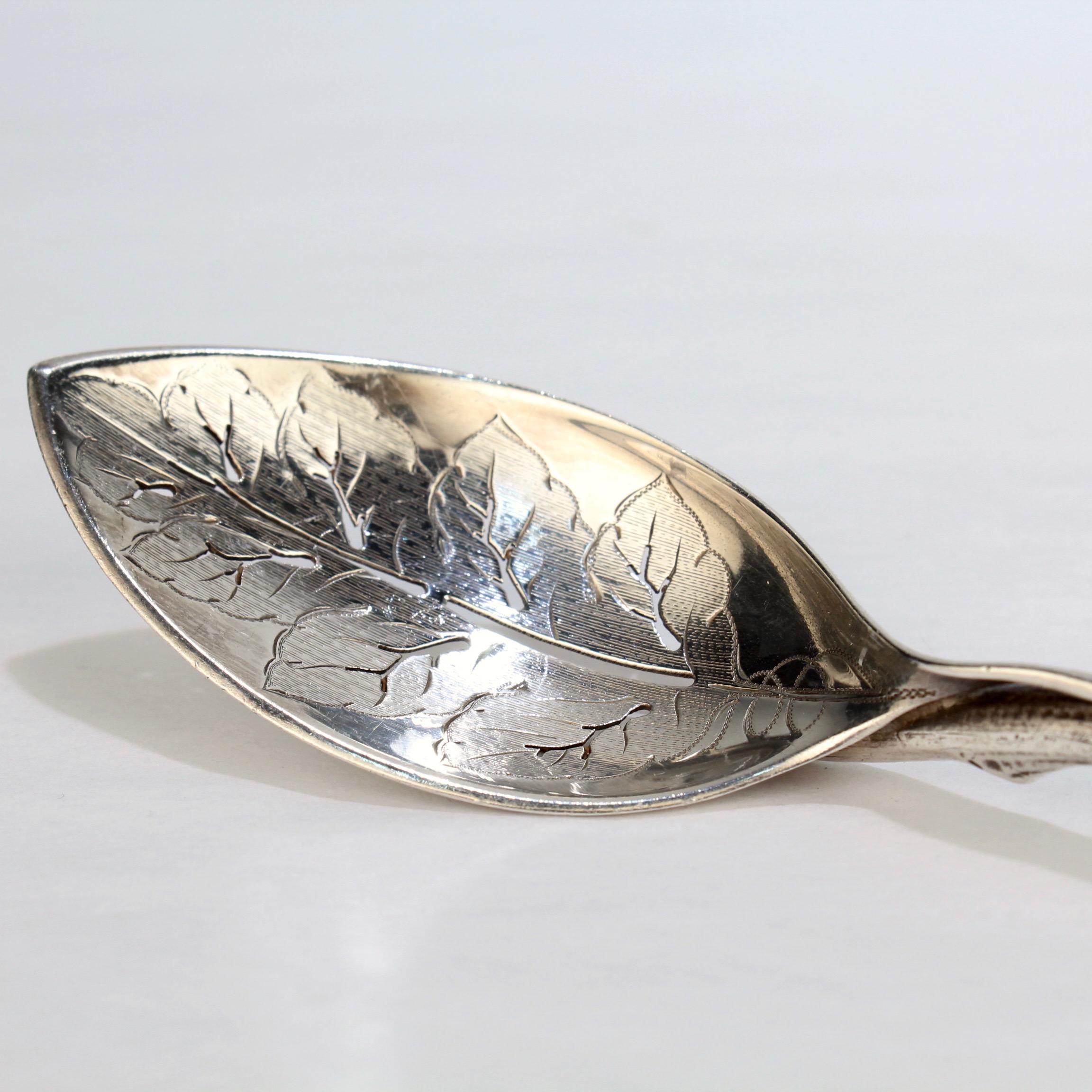 Antike Gorham Sterling Silber Aesthetic Periode Figural Olive Speer und Löffel im Angebot 1