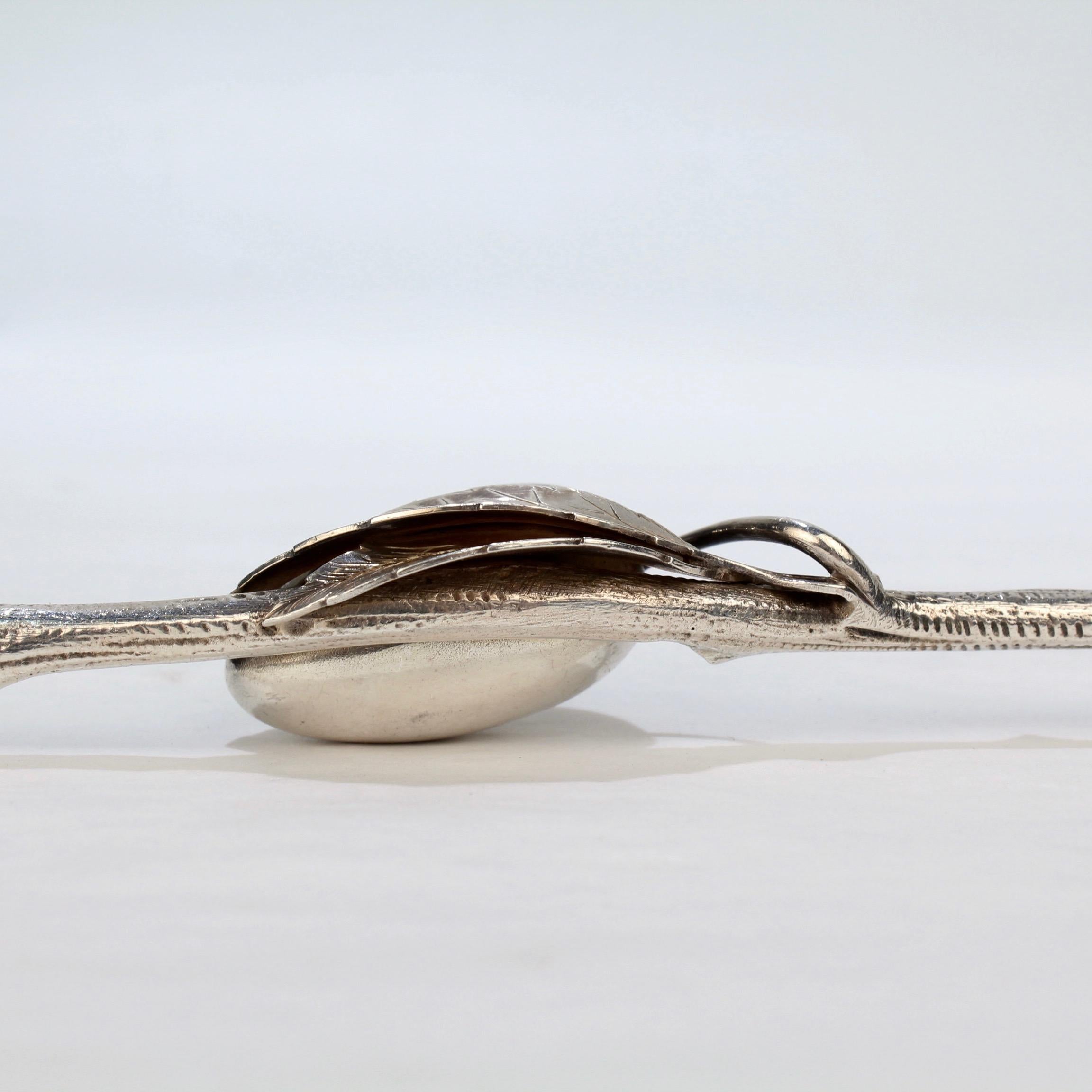 Antique Gorham Sterling Silver Aesthetic Period Figural Olive Spear and Spoon (Lance et cuillère à olives) en vente 2