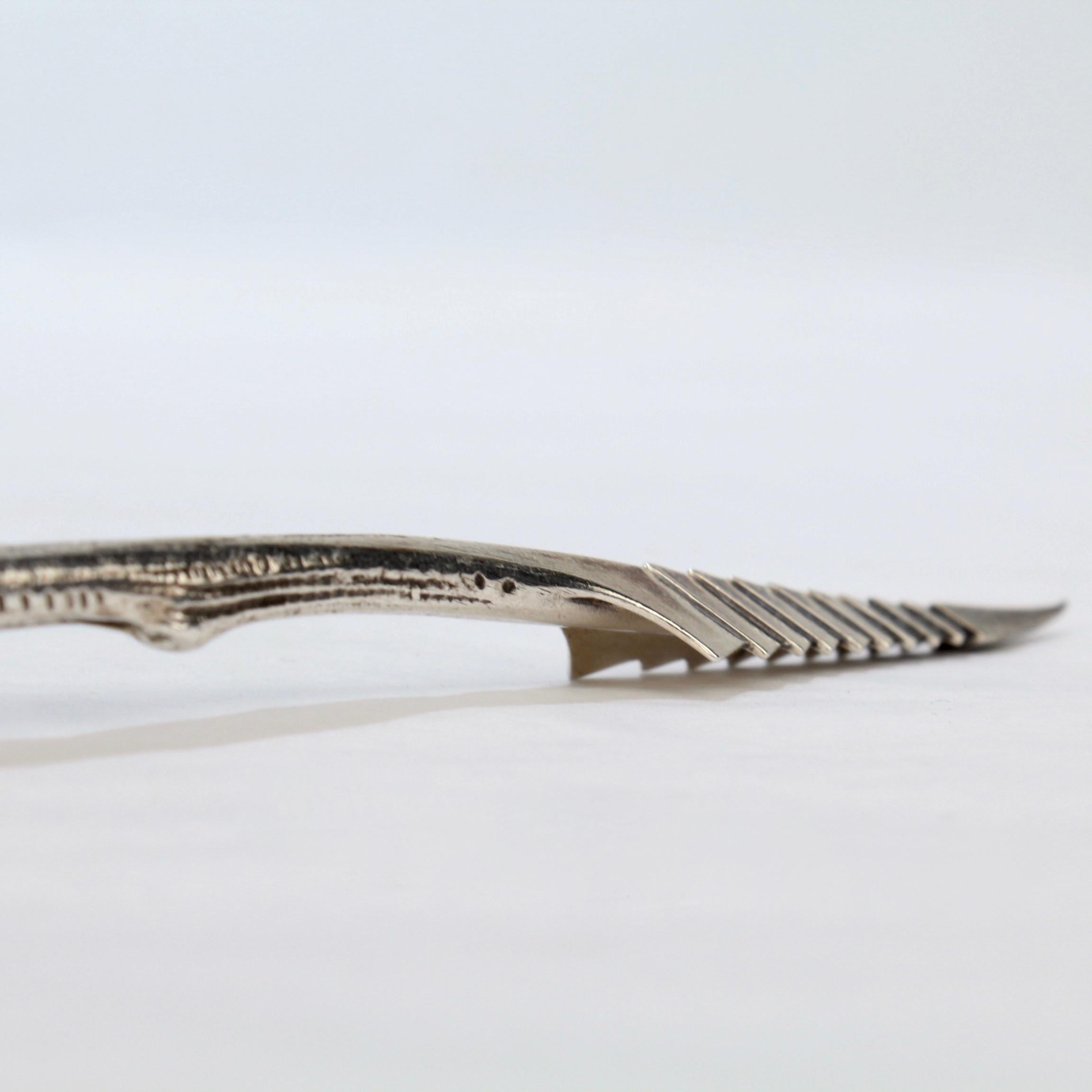 Antique Gorham Sterling Silver Aesthetic Period Figural Olive Spear and Spoon (Lance et cuillère à olives) en vente 4