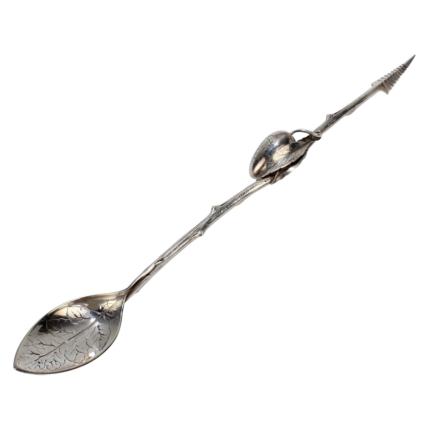 Antique Gorham Sterling Silver Aesthetic Period Figural Olive Spear and Spoon (Lance et cuillère à olives) en vente