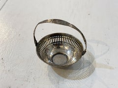 Antiker Bonbonkorb aus Gorham-Sterlingsilber mit durchbrochenem Schwenkgriff und Gravur
