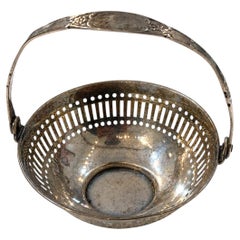 Antiker Bonbonkorb aus Gorham-Sterlingsilber mit durchbrochenem Schwenkgriff und Gravur