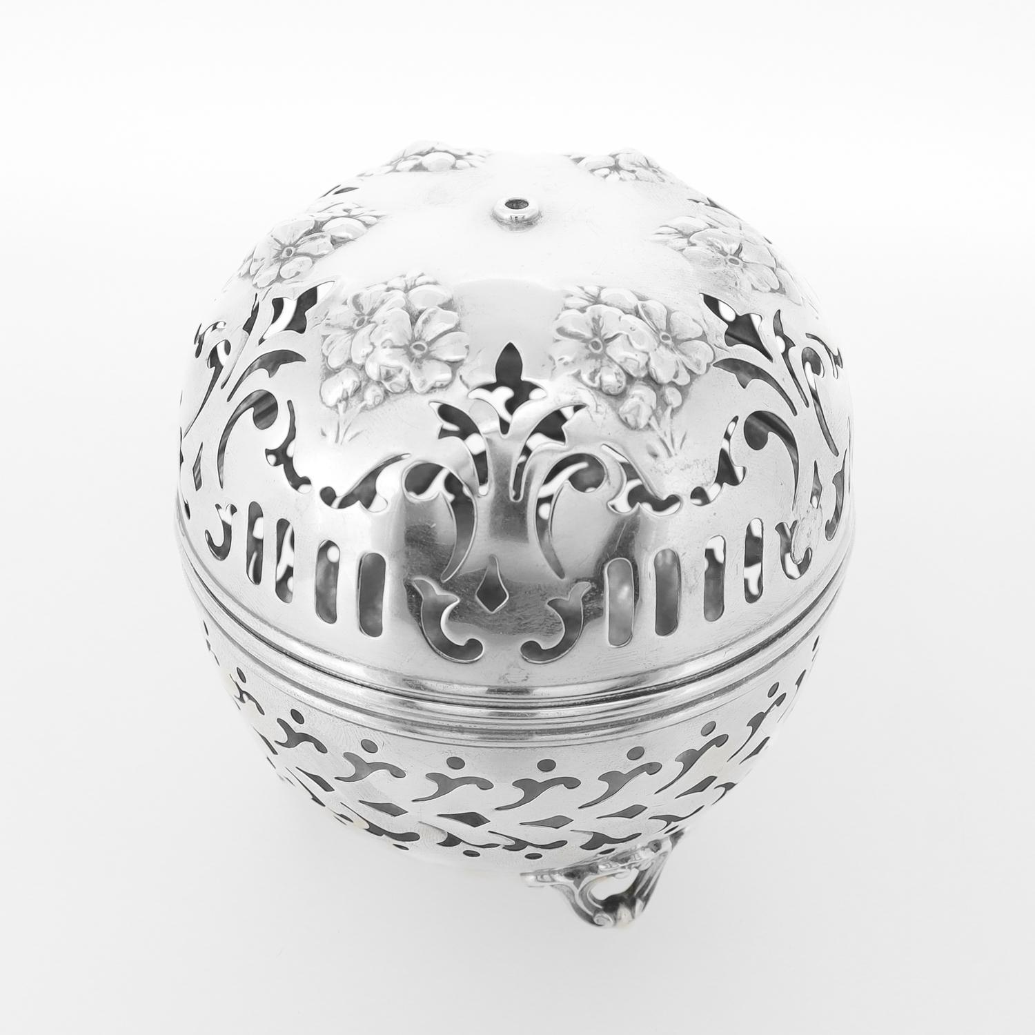 Un buen soporte antiguo para cuerdas.

En plata de ley.

Por la Gorham Manufacturing Company.

Comercializado por Bailey, Banks & Biddle.

Con base reticulada apoyada sobre 3 pies y tapa conformada con flores repoussé.

Totalmente marcado en la